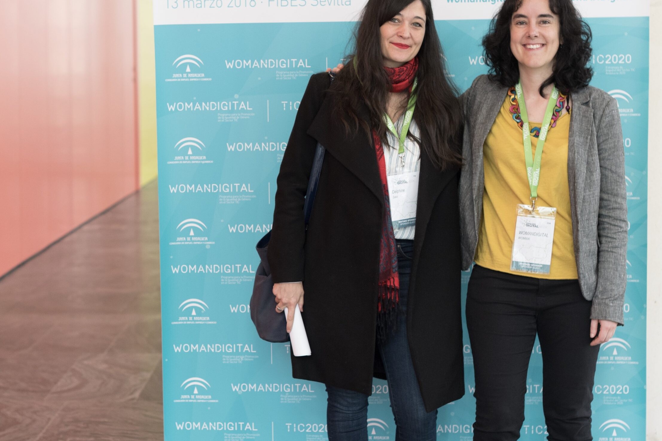 Dos mujeres de frente ante un photocall de la Jornada Womandigital Sevilla 2018