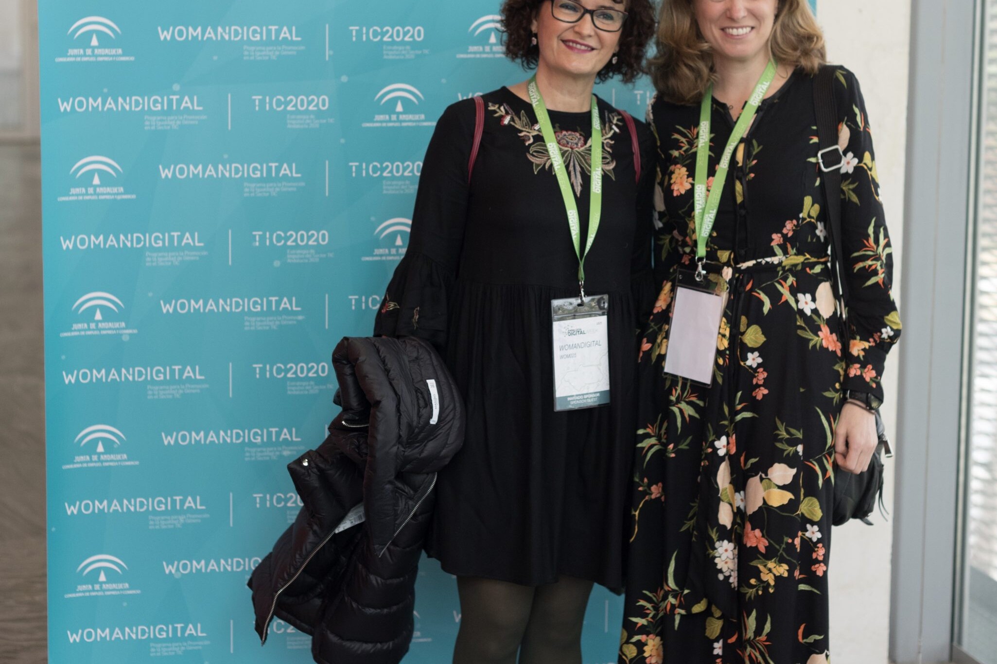 Dos mujeres delante del photocall de la Jornada Womandigital Sevilla 2018