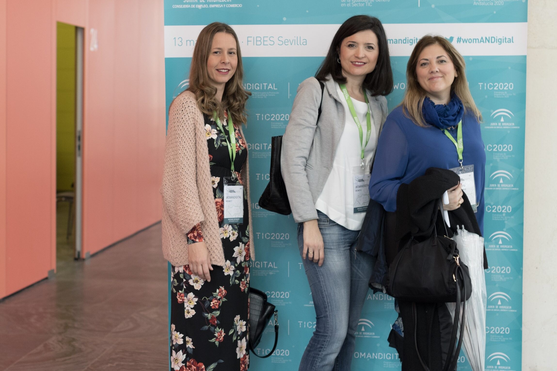 Tres mujeres delante del photocall de la Jornada Womandigital Sevilla 2018