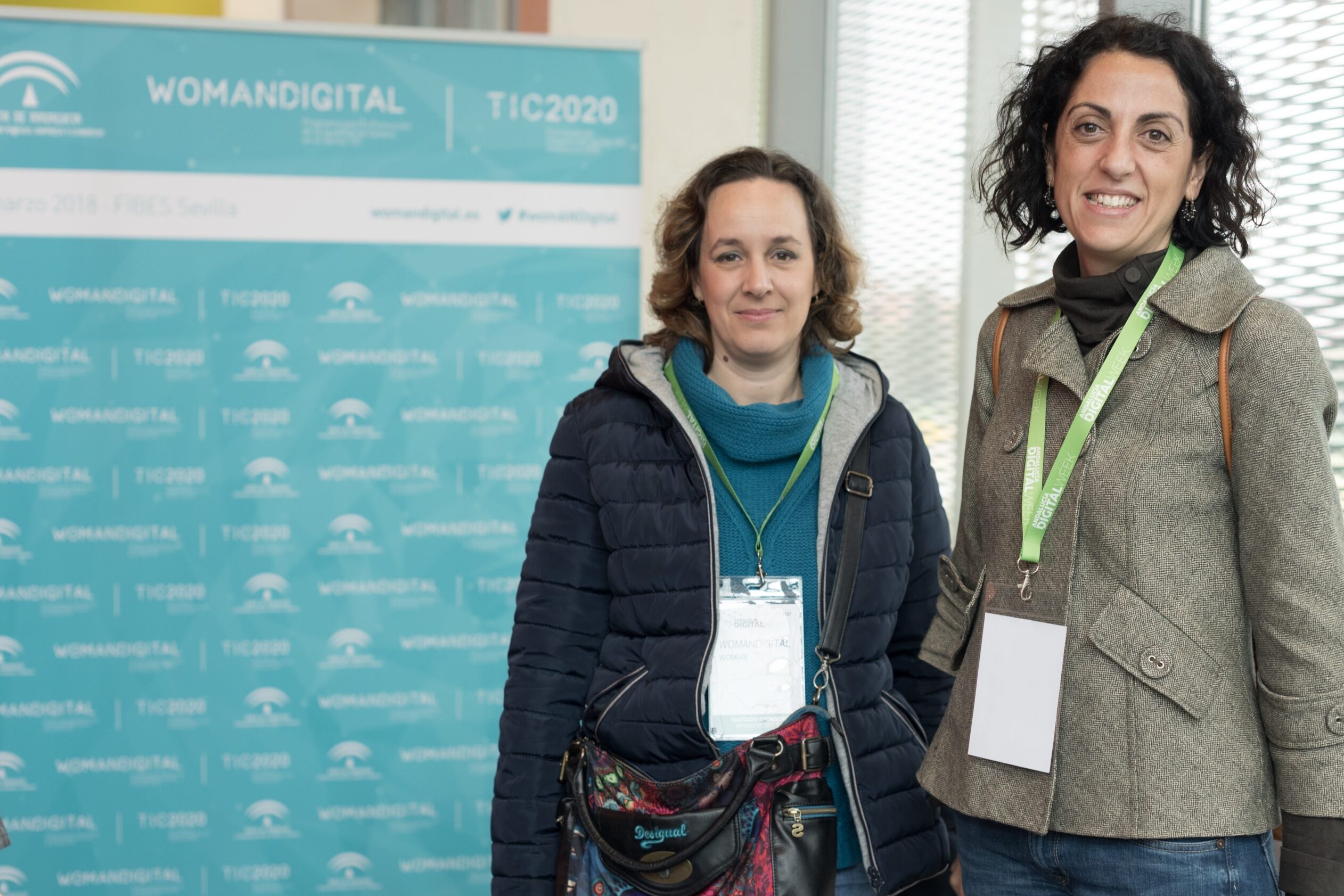 Dos mujeres delante del photocall de la Jornada Womandigital Sevilla 2018