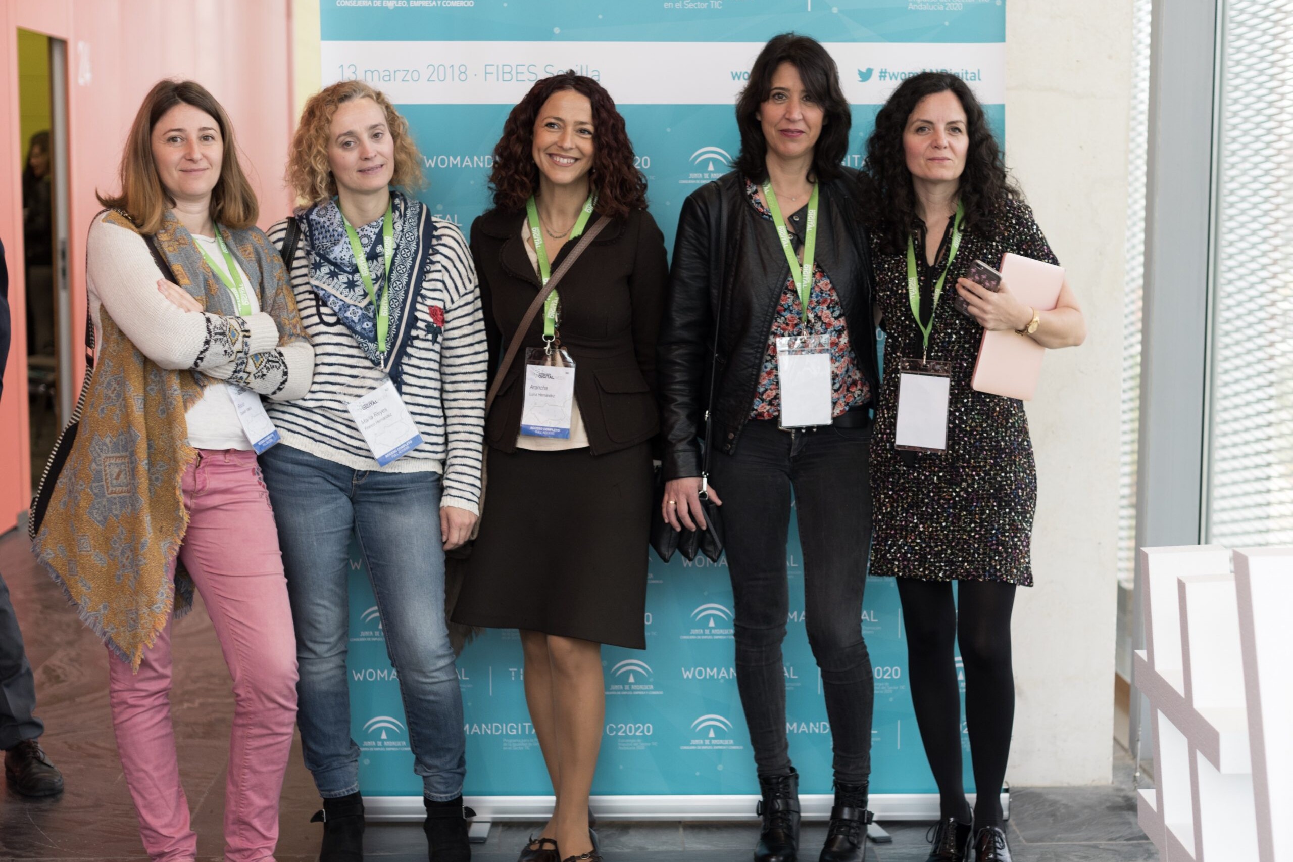 Cinco mujeres frente el photocall de la Jornada Womandigital Sevilla 2018