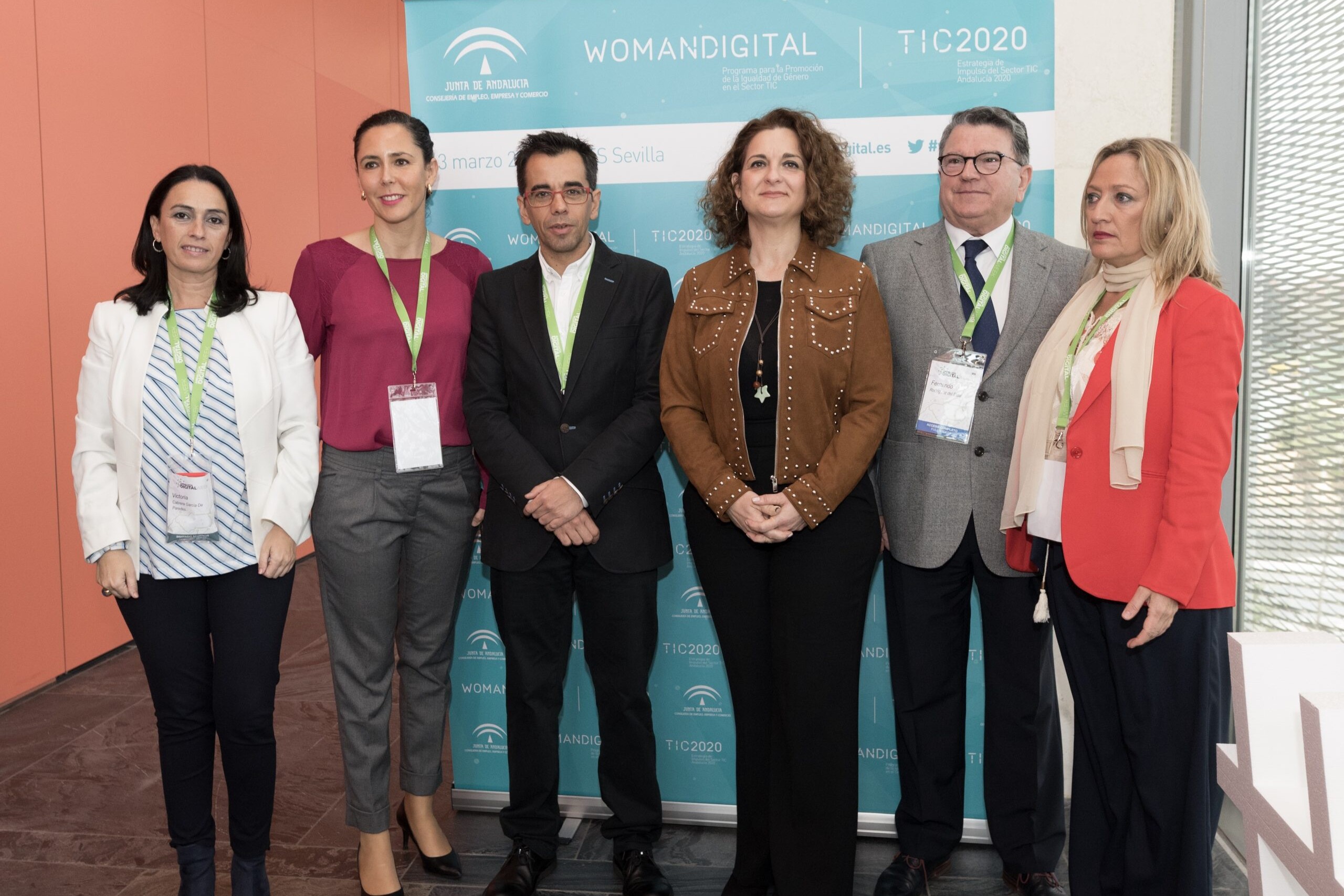 Grupo posando en el photocall de la Jornada Womandigital Sevilla 2018