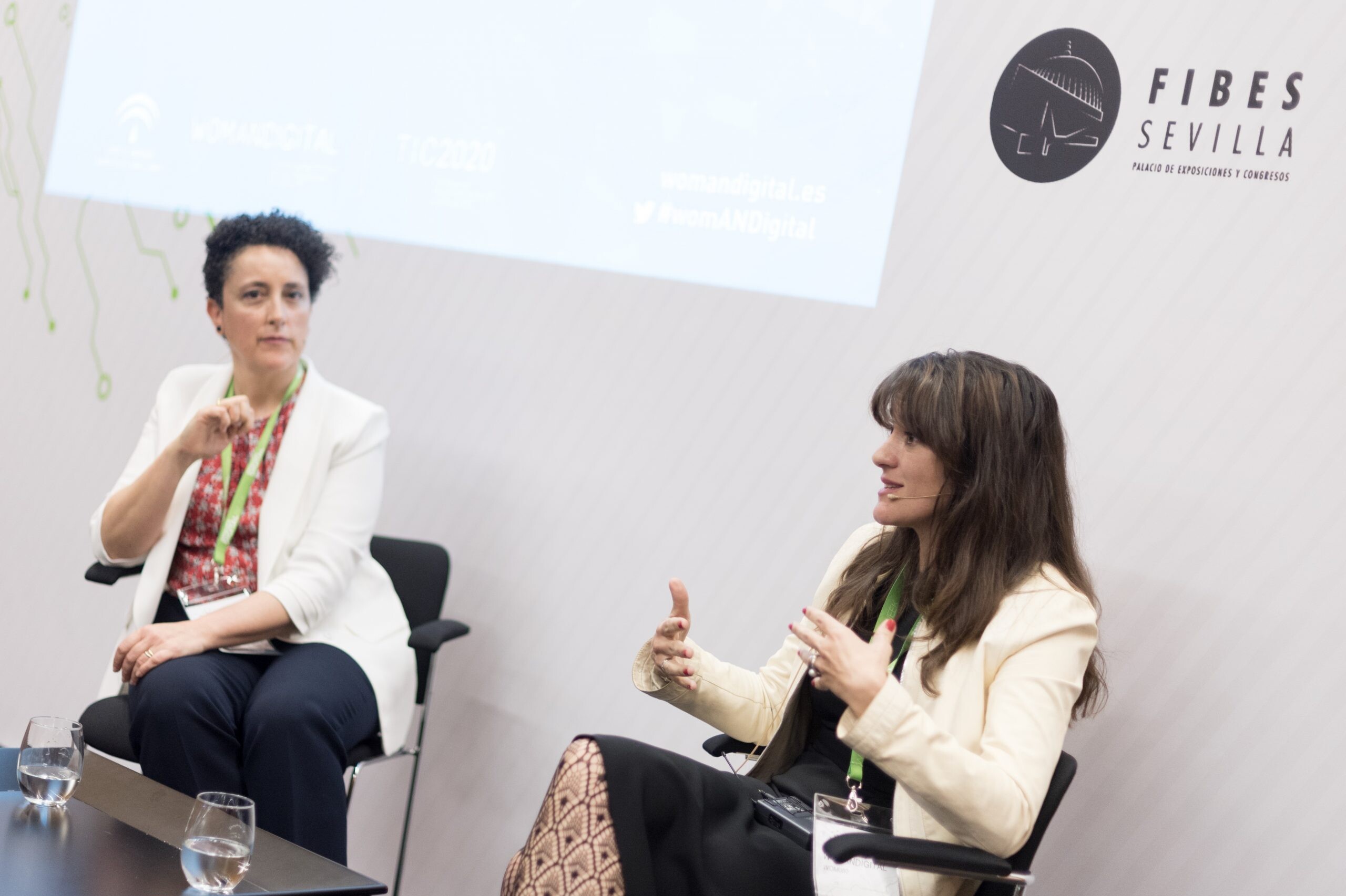 Dos mujeres hablando en la Jornada Womandigital Sevilla 2018