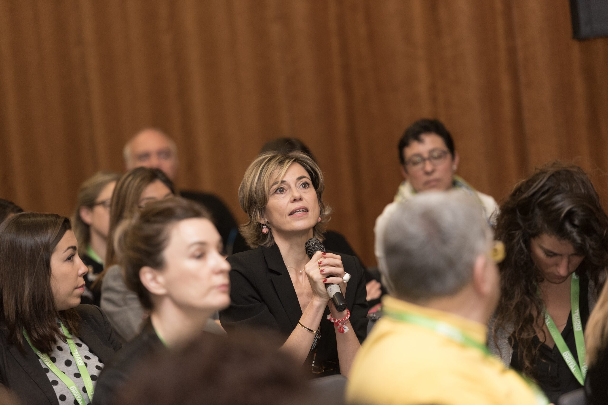 Entre un grupo de personas, una mujer está hablando