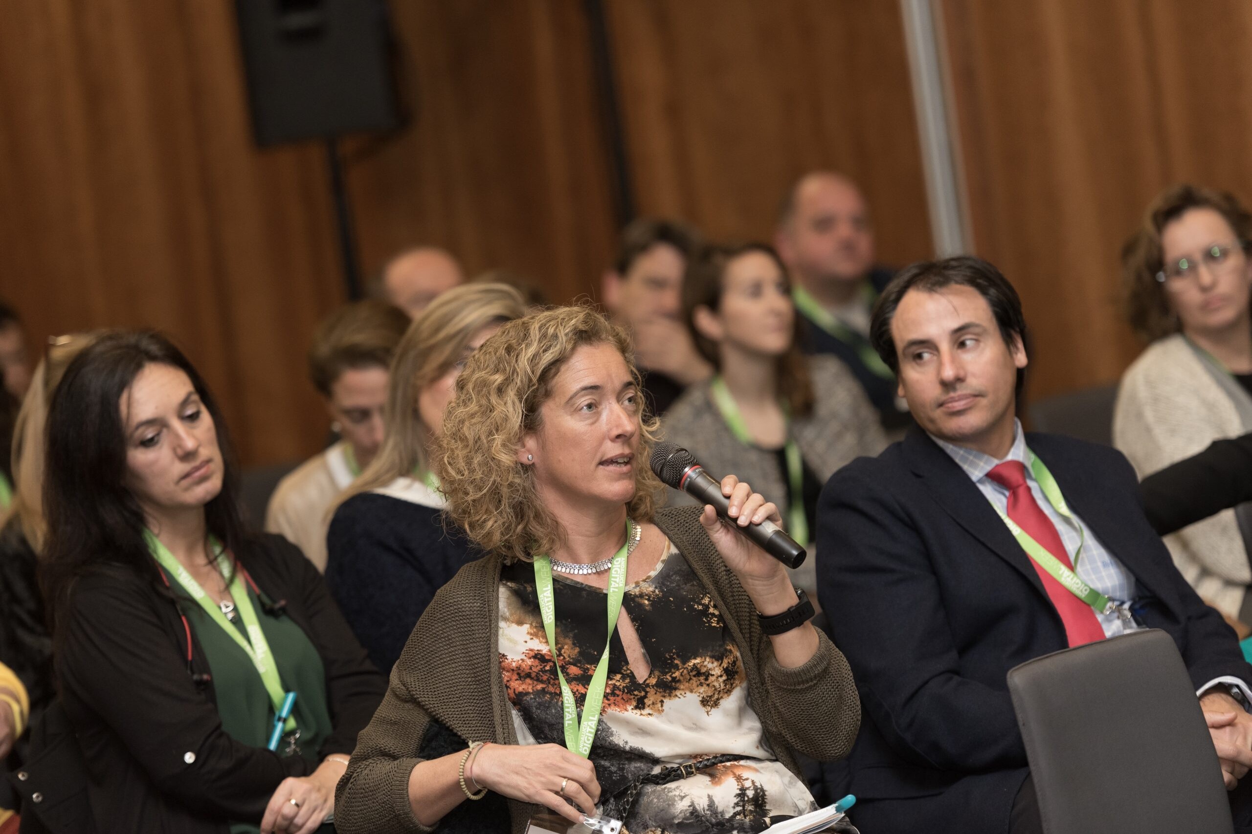 Una mujer habla desde un micrófono