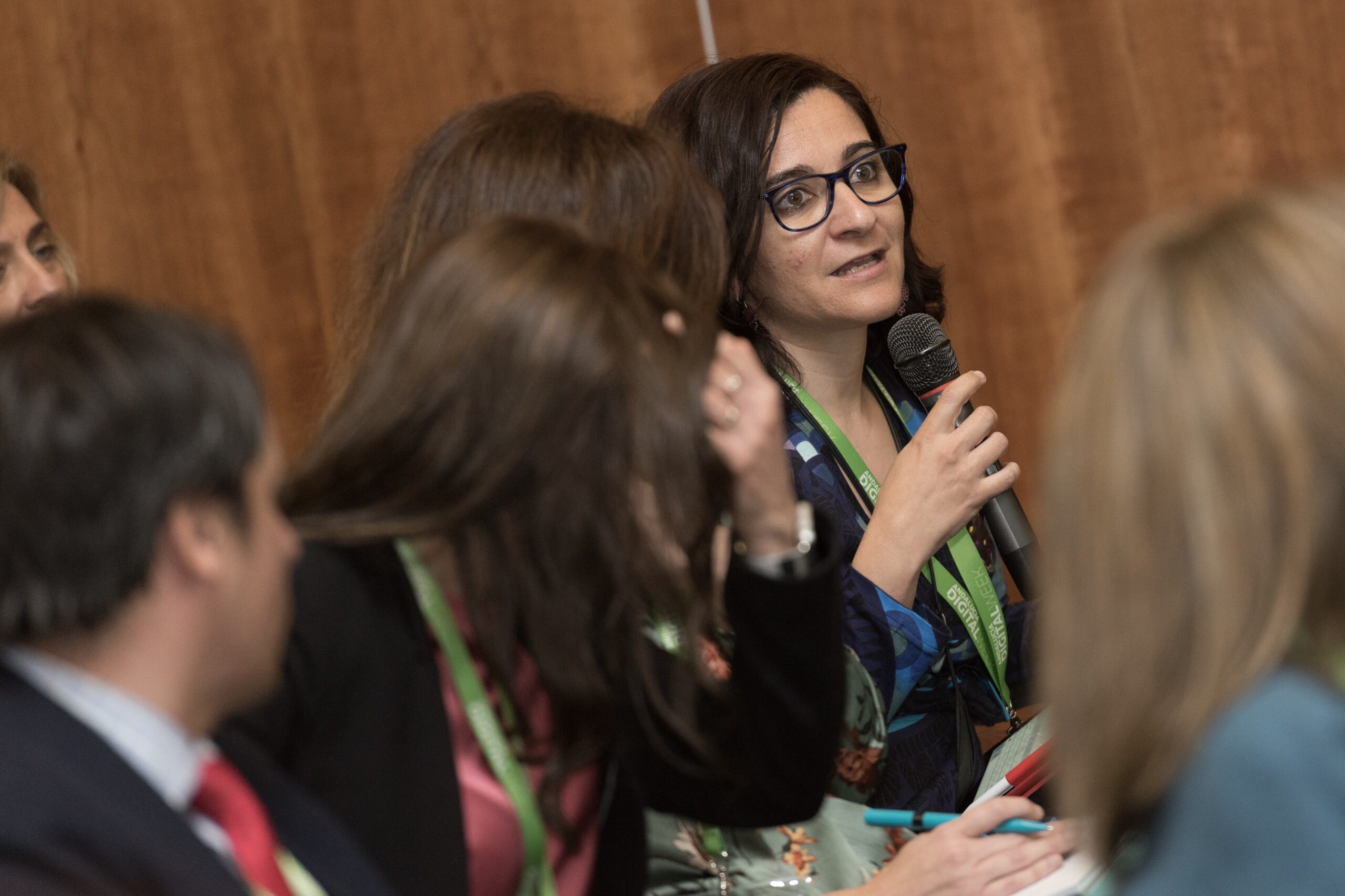 Mujer con micrófono hablando
