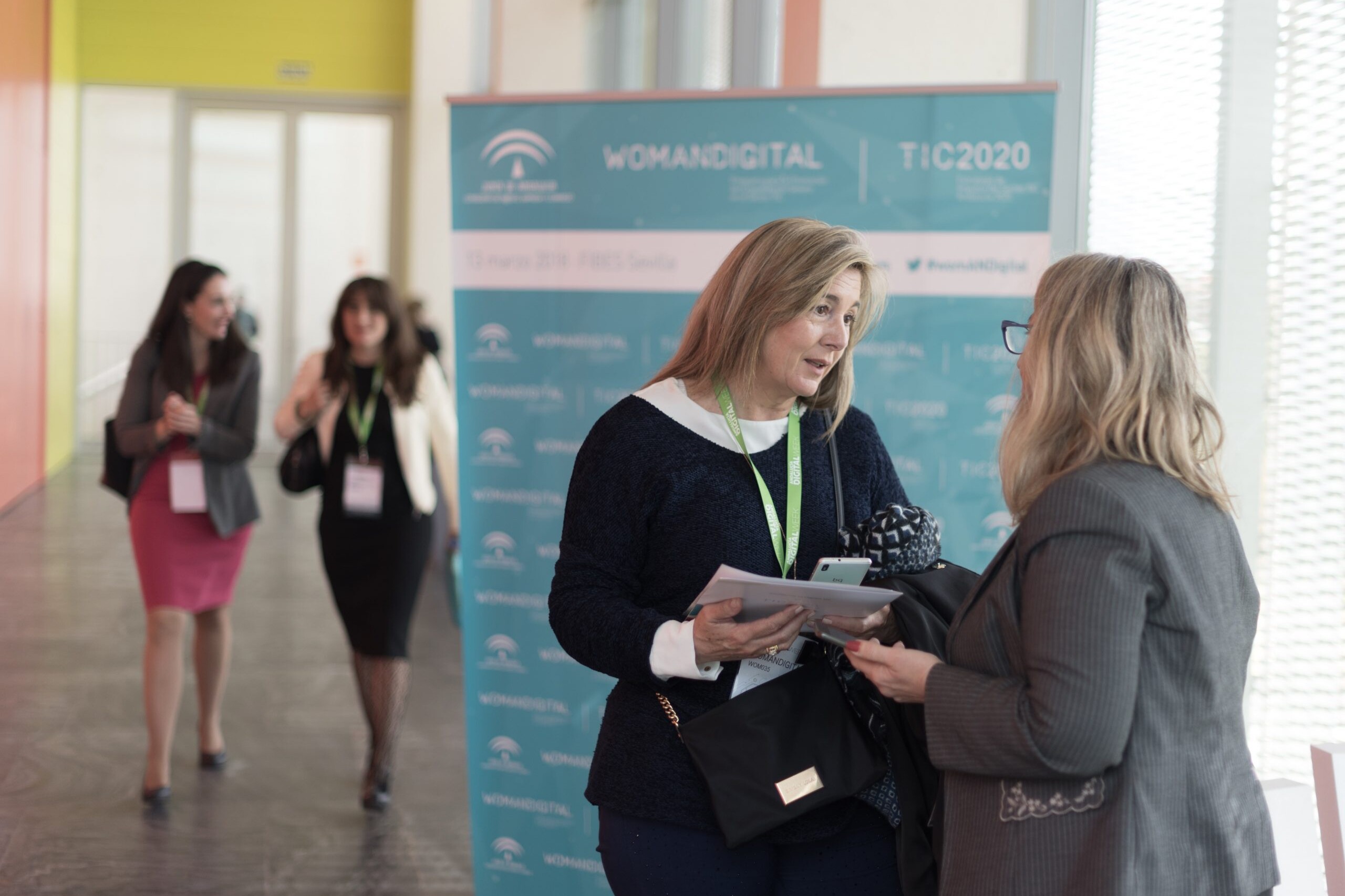 Mujeres hablando en un pasillo