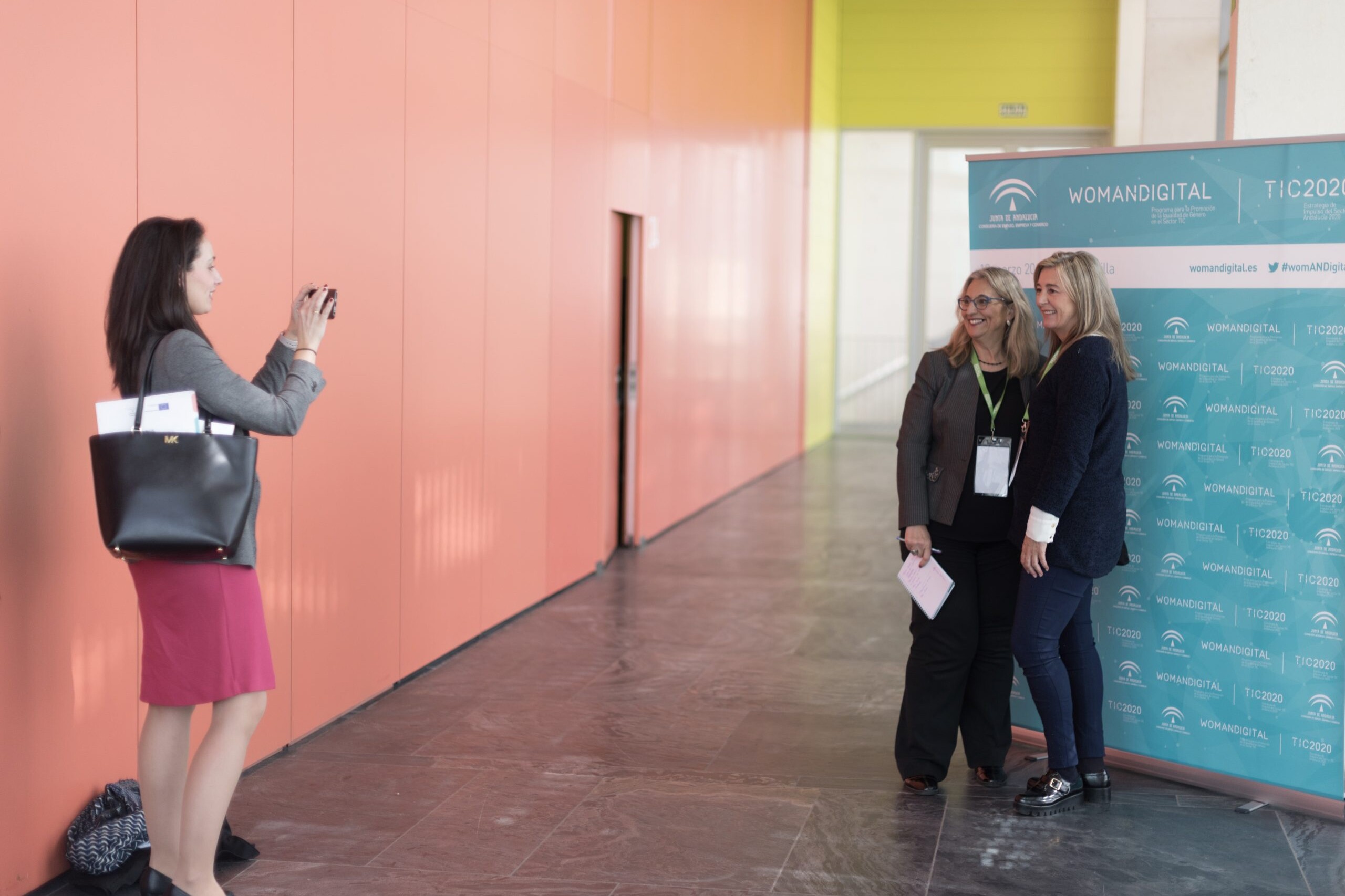 Mujeres haciendose fotos en el photocall de Jornada Womandigital Sevilla 2018