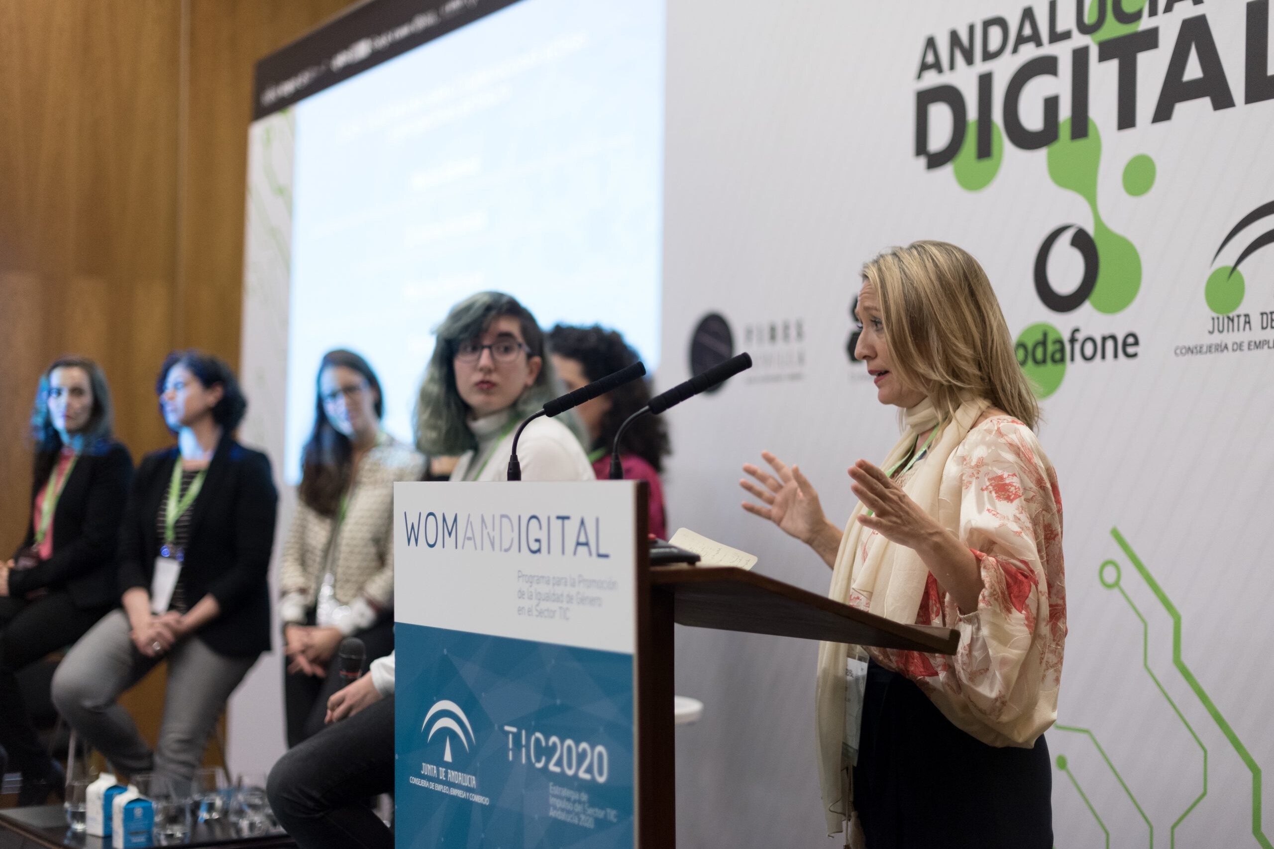 Mujer hablando desde atril en la Jornada Womandigital Sevilla 2018