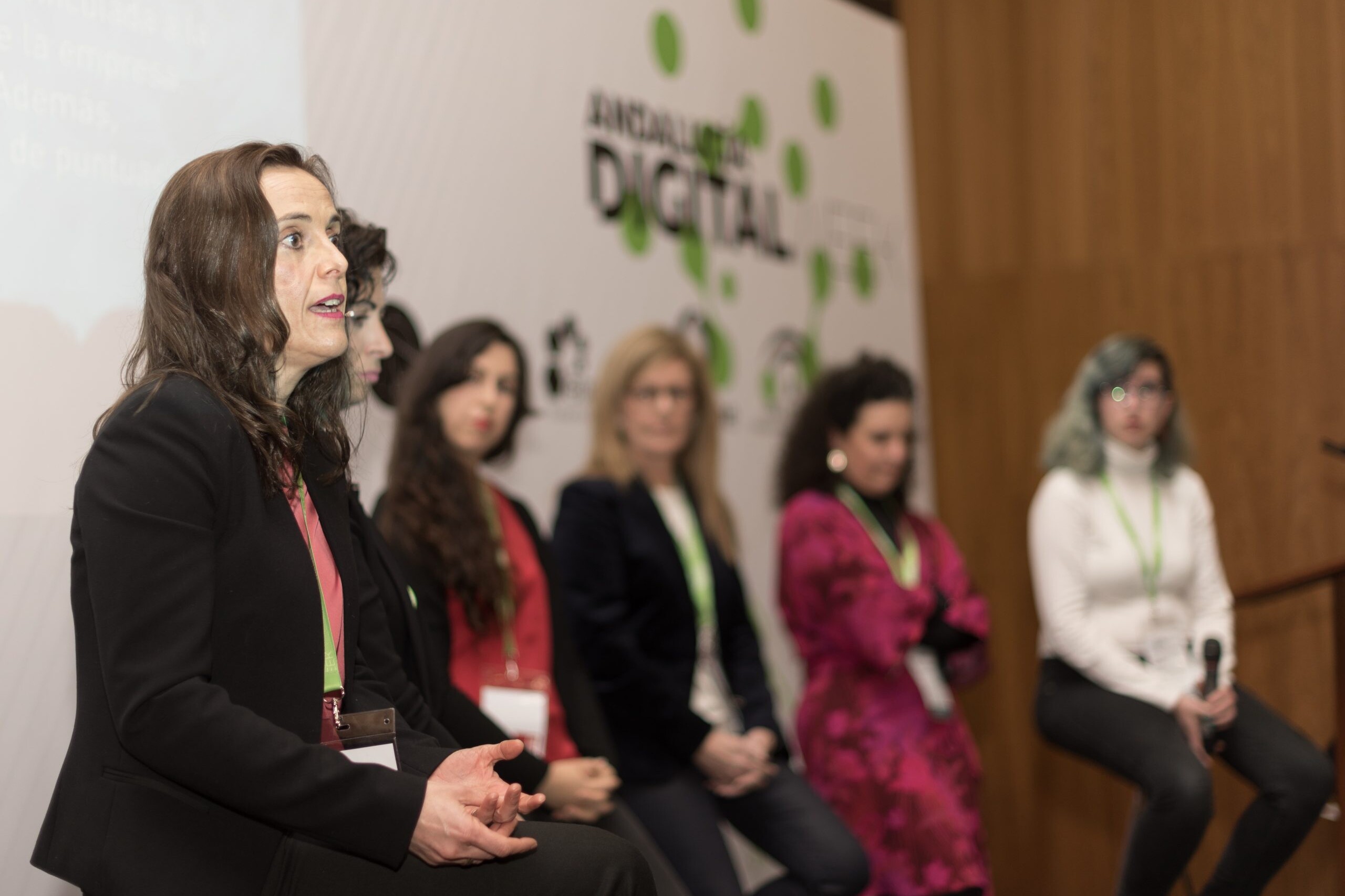Varias mujeres en el escenario hablando en la Jornada Womandigital Sevilla 2018