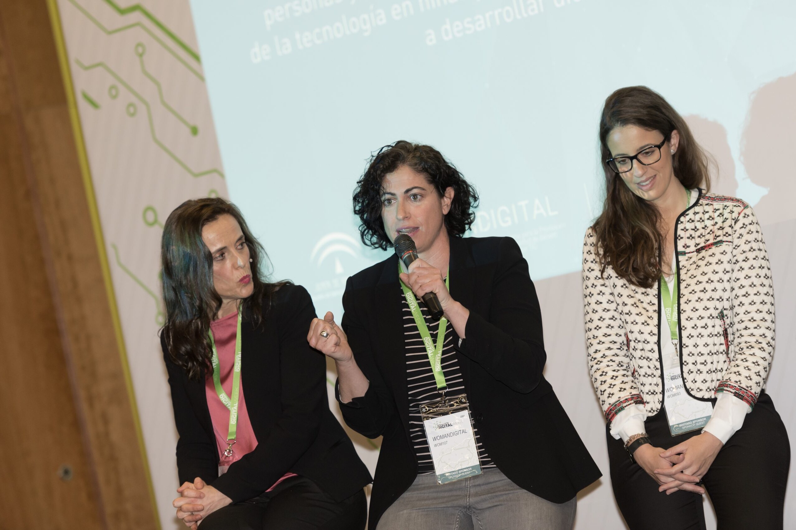 Participantes en la Varias mujeres en el escenario hablando en la Jornada Womandigital Sevilla 2018
