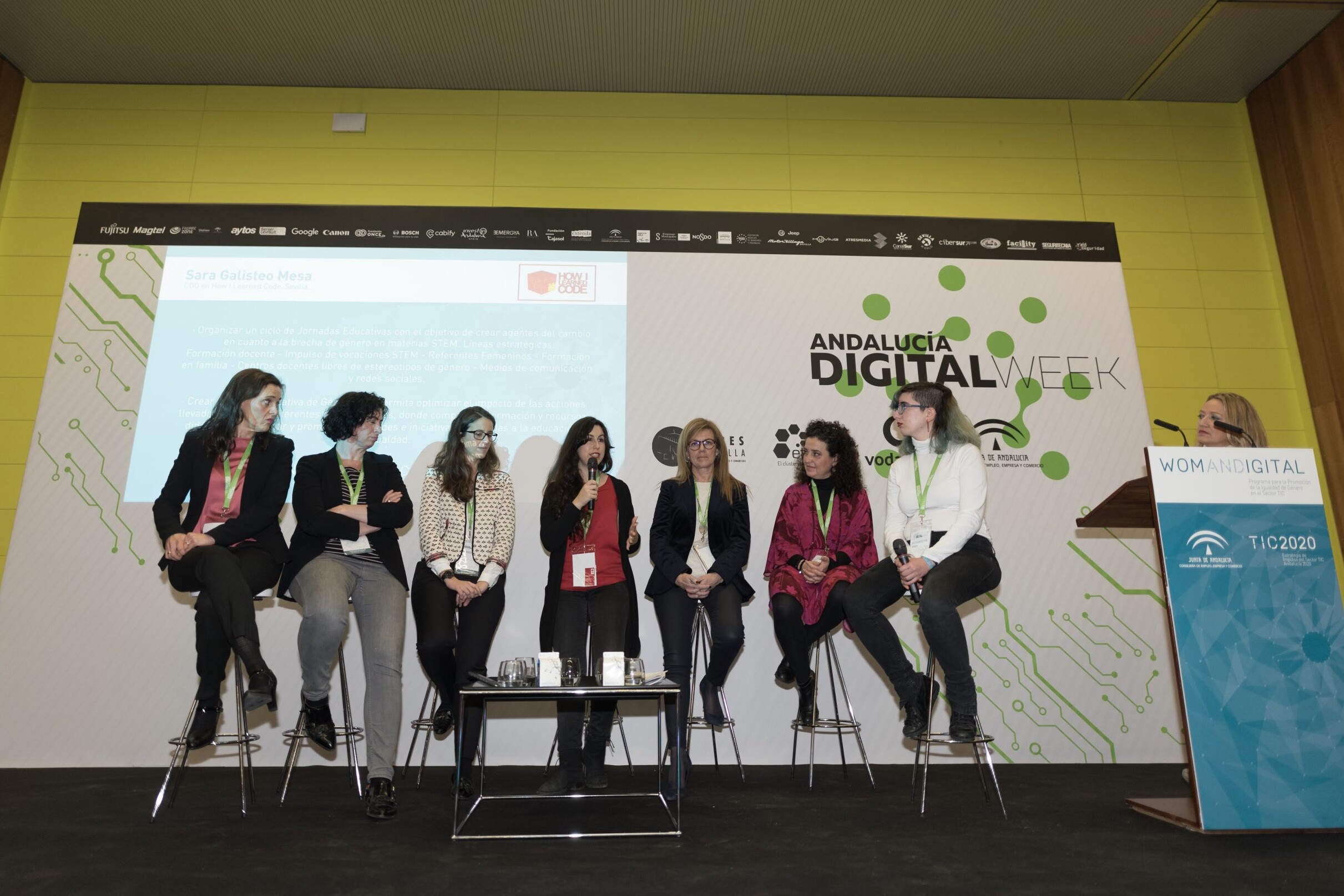 Varias mujeres hablando desde el escenario de la Jornada Womandigital Sevilla 2018