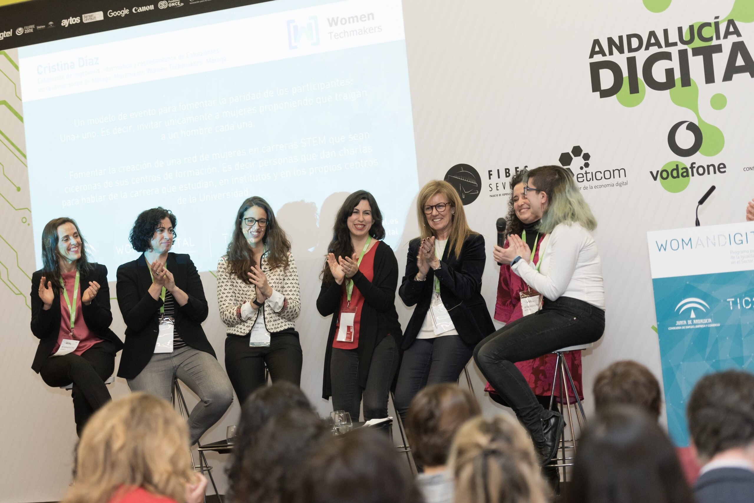 Mujeres aplaudiendo desde el escenario de la Jornada Womandigital Sevilla 2018