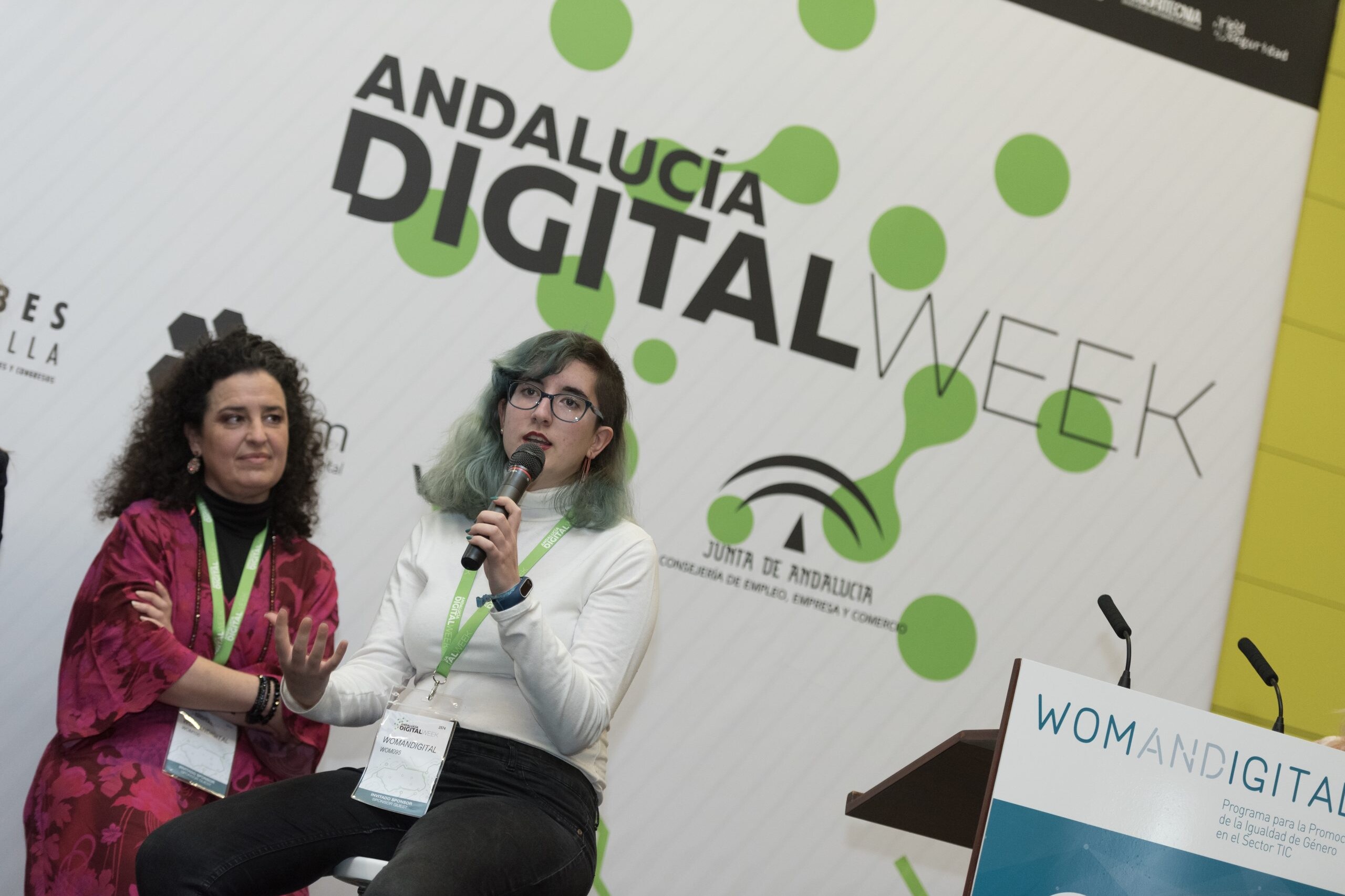 Mujer hablando desde el escenario del evento