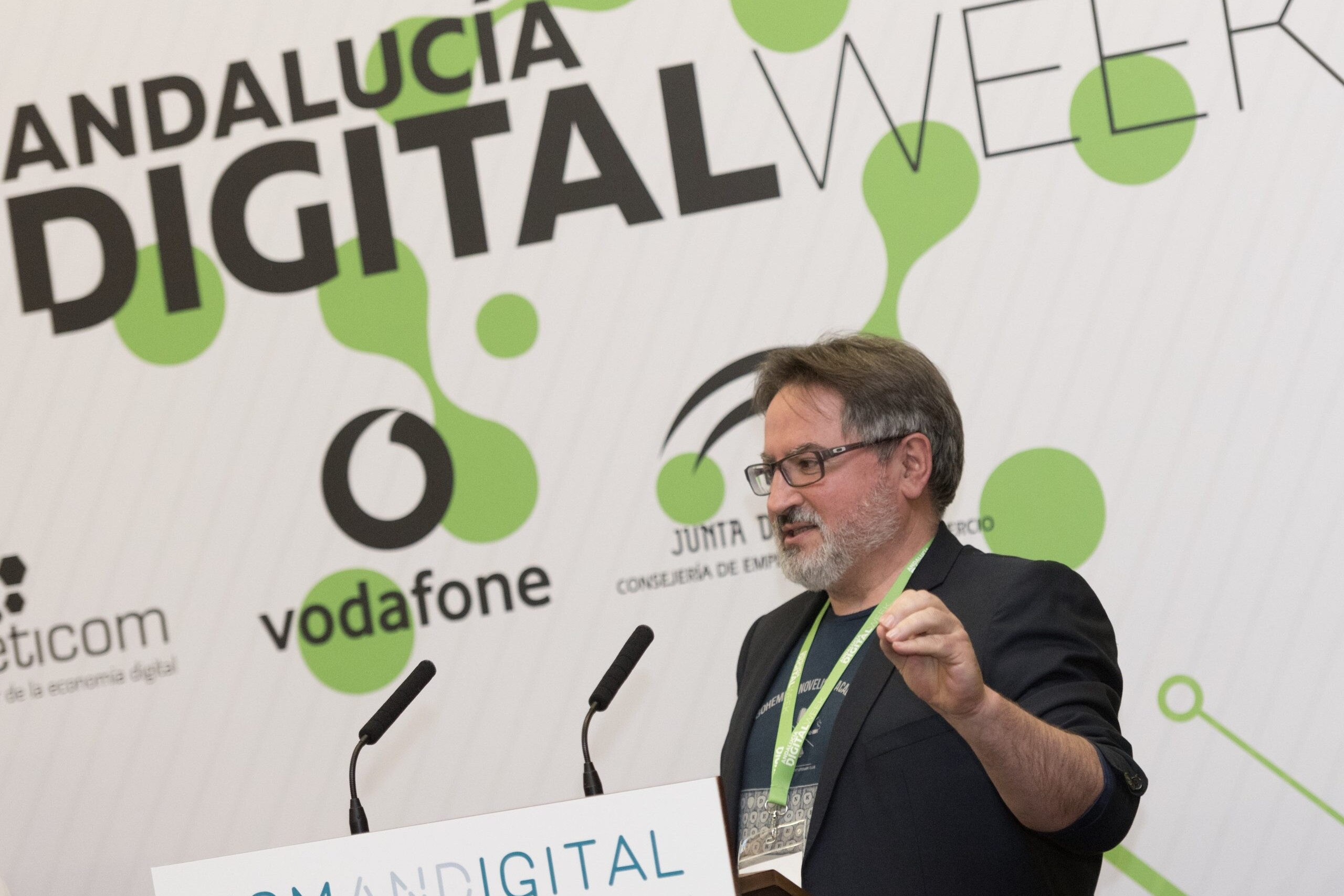 Hombre hablando desde el atril del evento