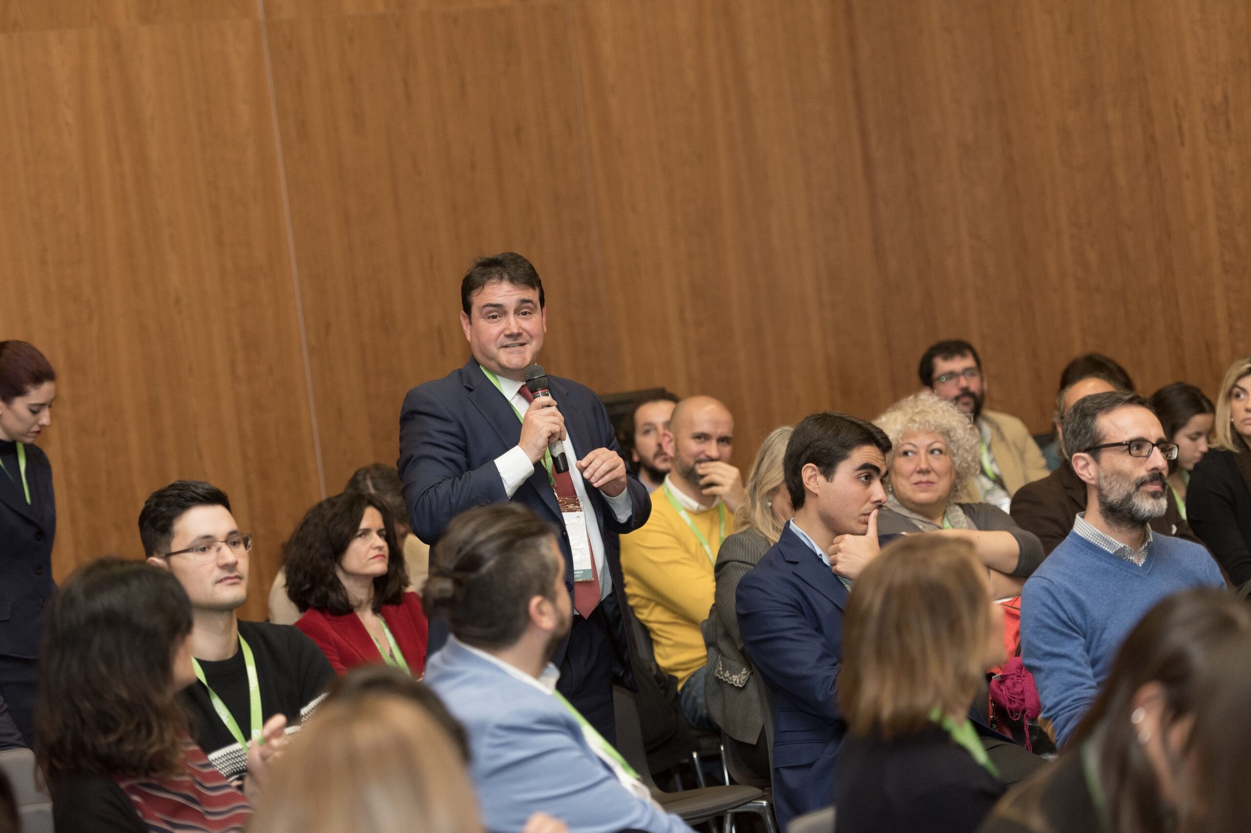 El público del evento habla con un micrófono