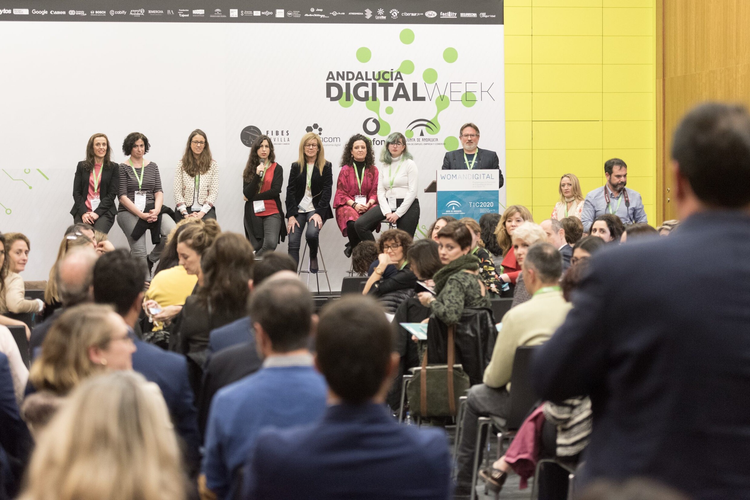 Un hombre del público hace preguntas a las conferenciantes