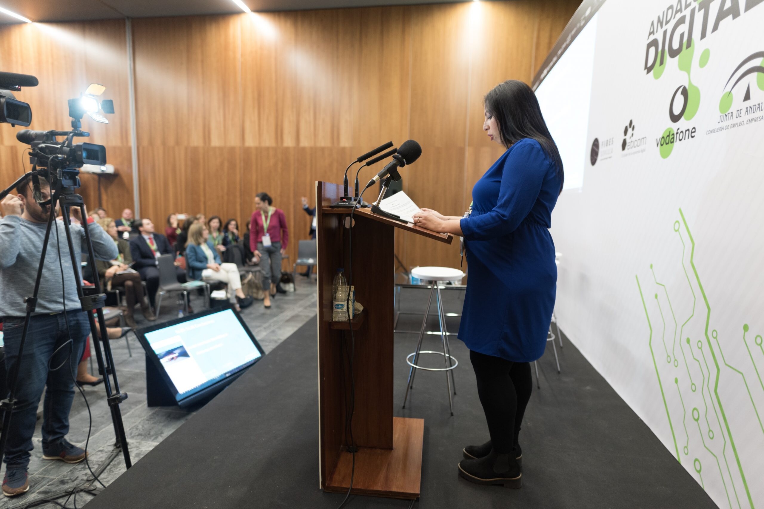 Mujer desde el atril, es grabada por una cámara