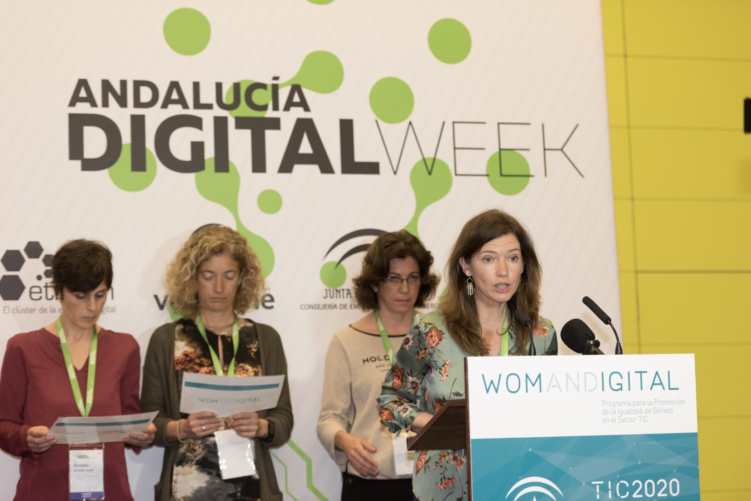 Participantes del evento subidos al escenario