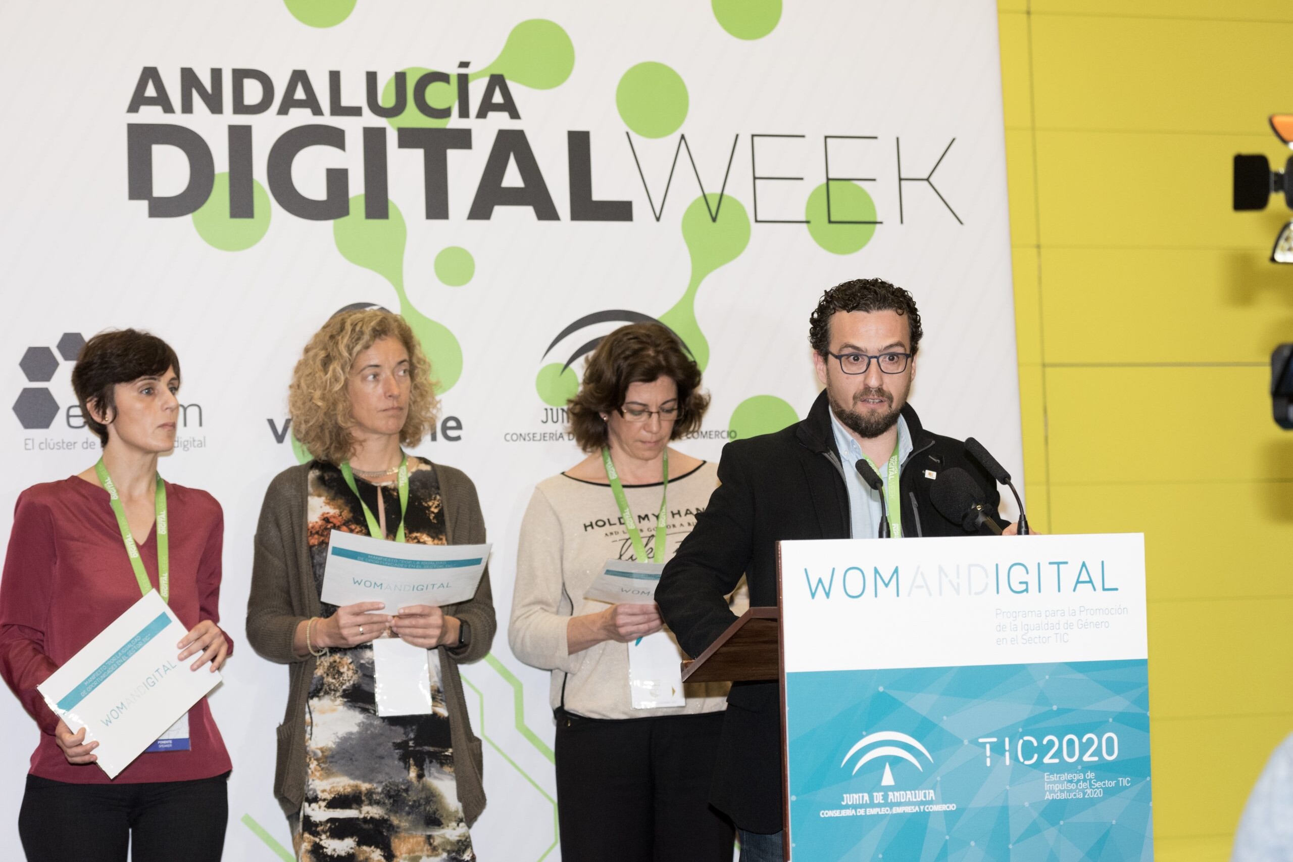 Conferenciantes del evento subidos en el escenario