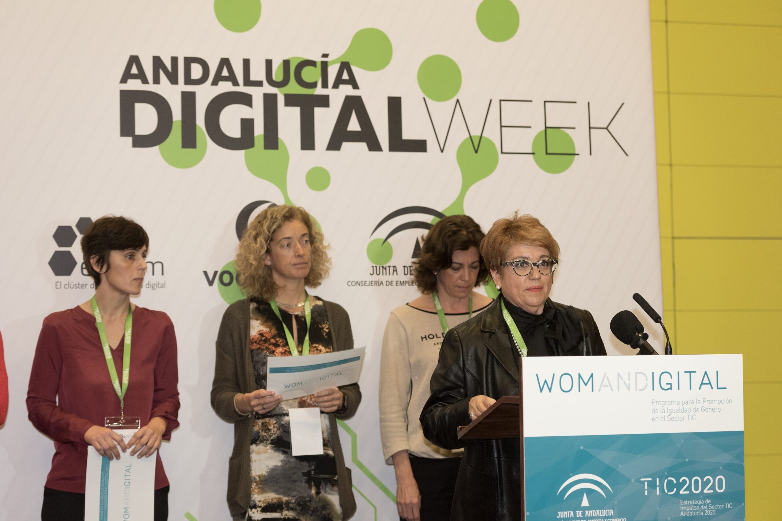 Una mujer dando una charla desde un atril en Jornada Womandigital Sevilla 2018