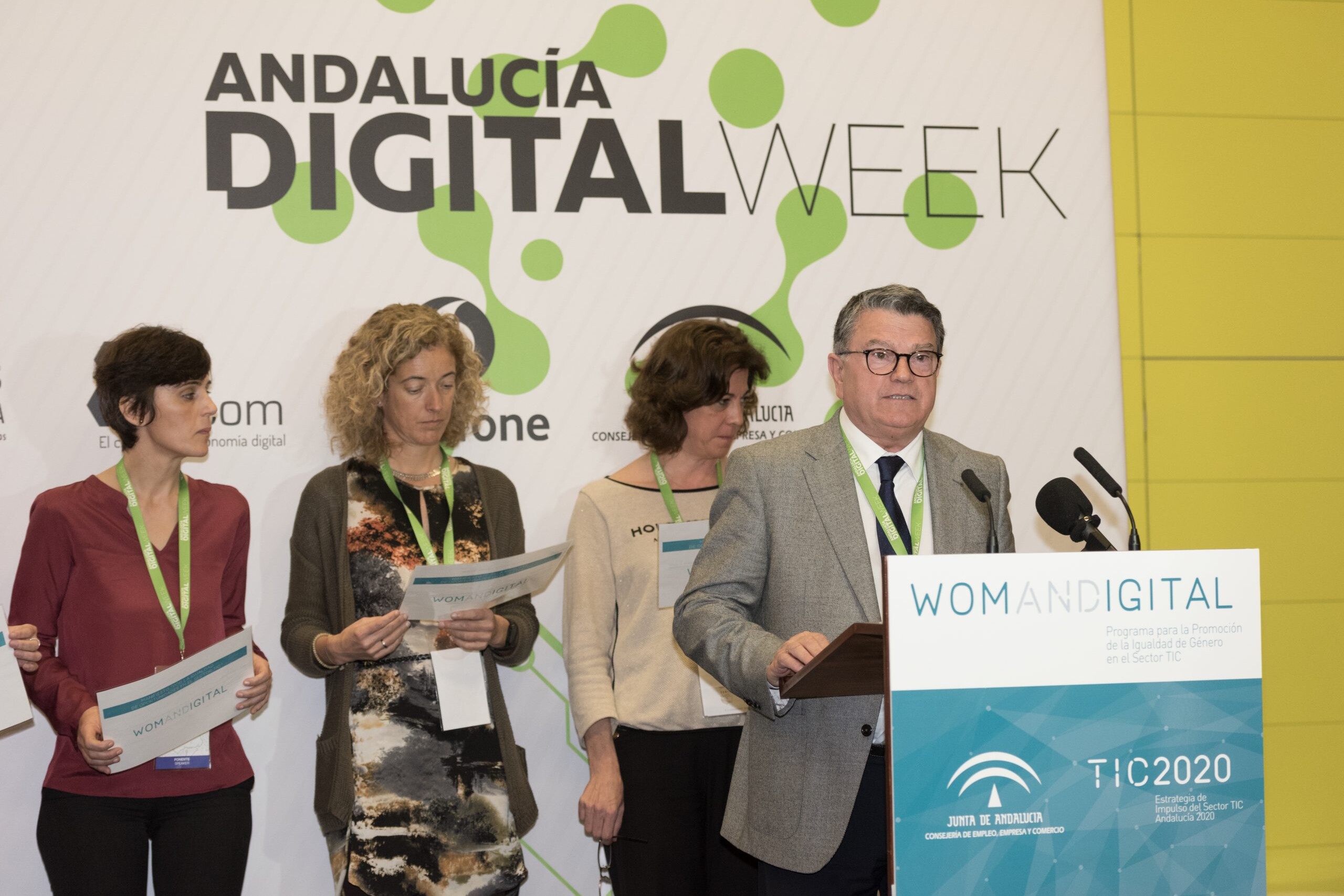 Un hombre hablando desde un atril en la Jornada Womandigital Sevilla 2018