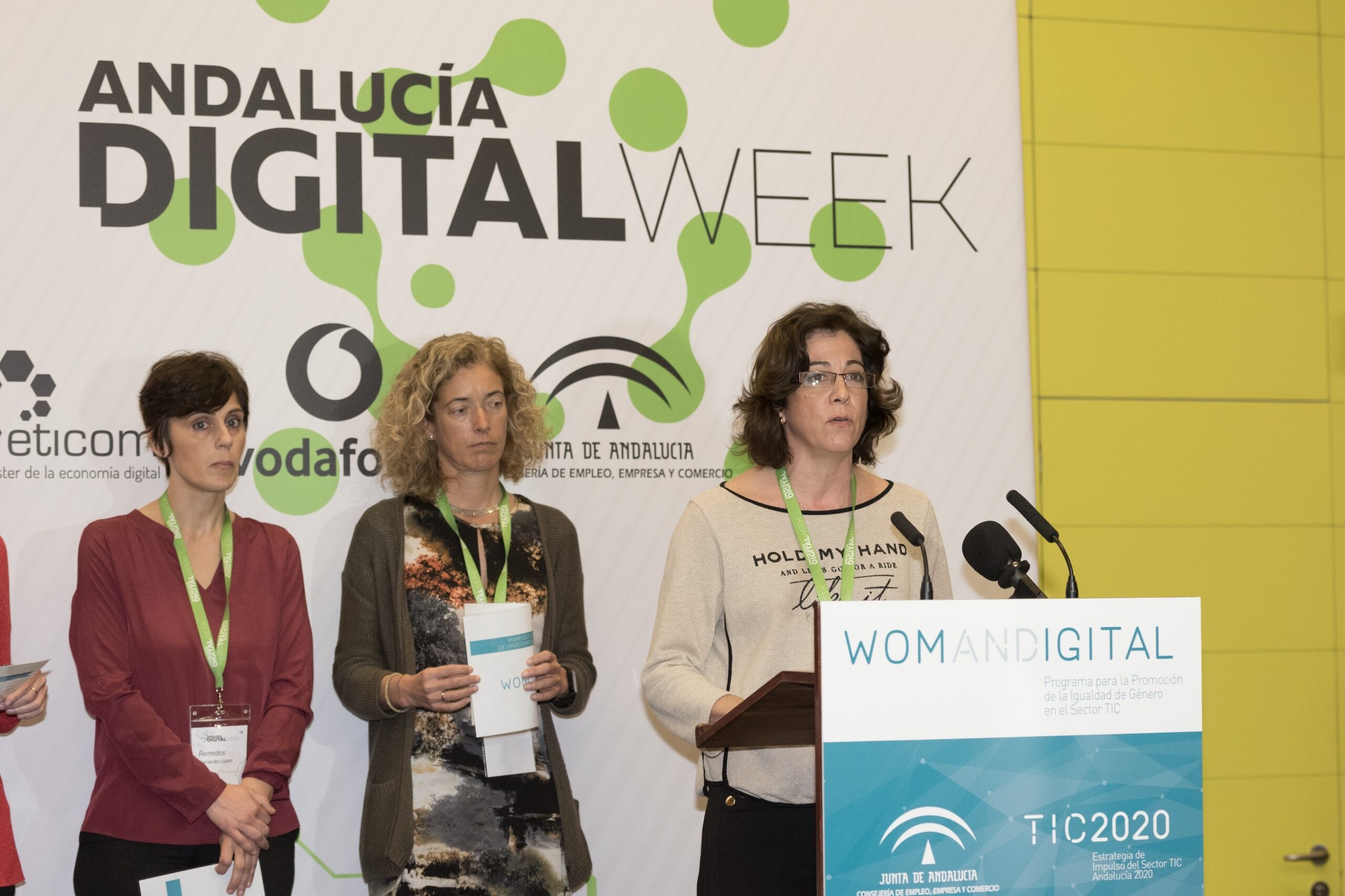 Una mujer hablando en un atril en la Jornada Womandigital Sevilla 2018