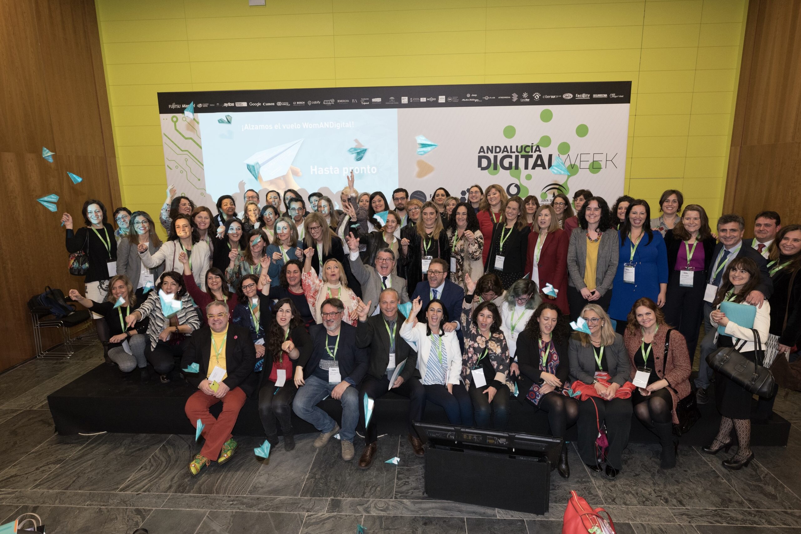 Participantes en Jornada Womandigital Sevilla 2018, algunos tiran aviones de papel