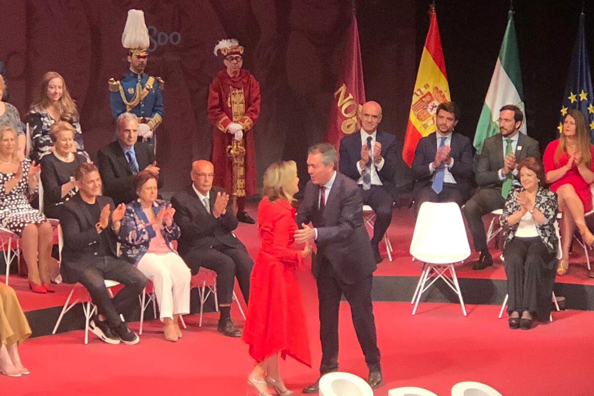 fotografía de María Ángeles Martín Prats recibiendo la Medalla de Sevilla en su edición de 2019 (2)
