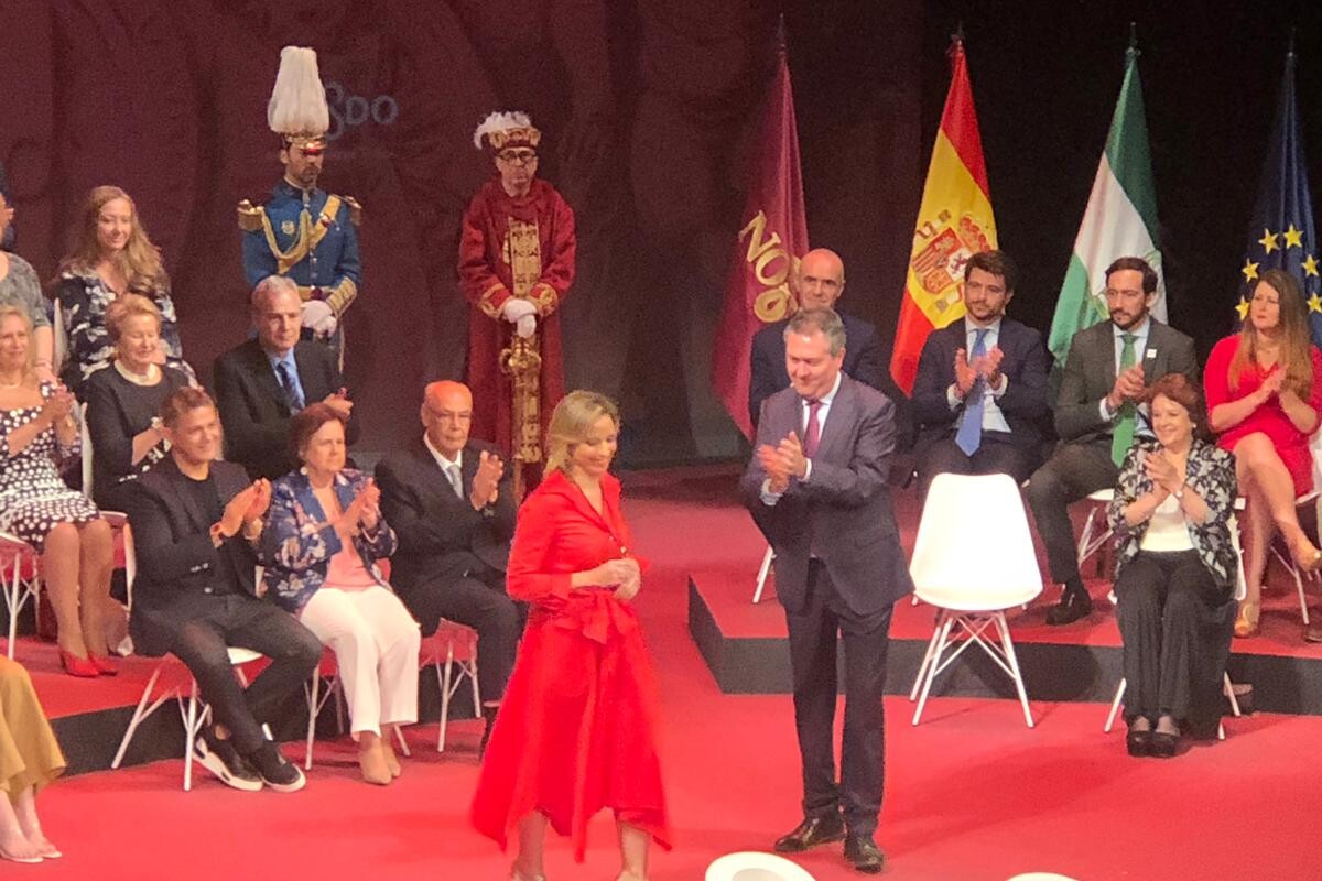 fotografía de María Ángeles Martín Prats recibiendo la Medalla de Sevilla en su edición de 2019 (3)