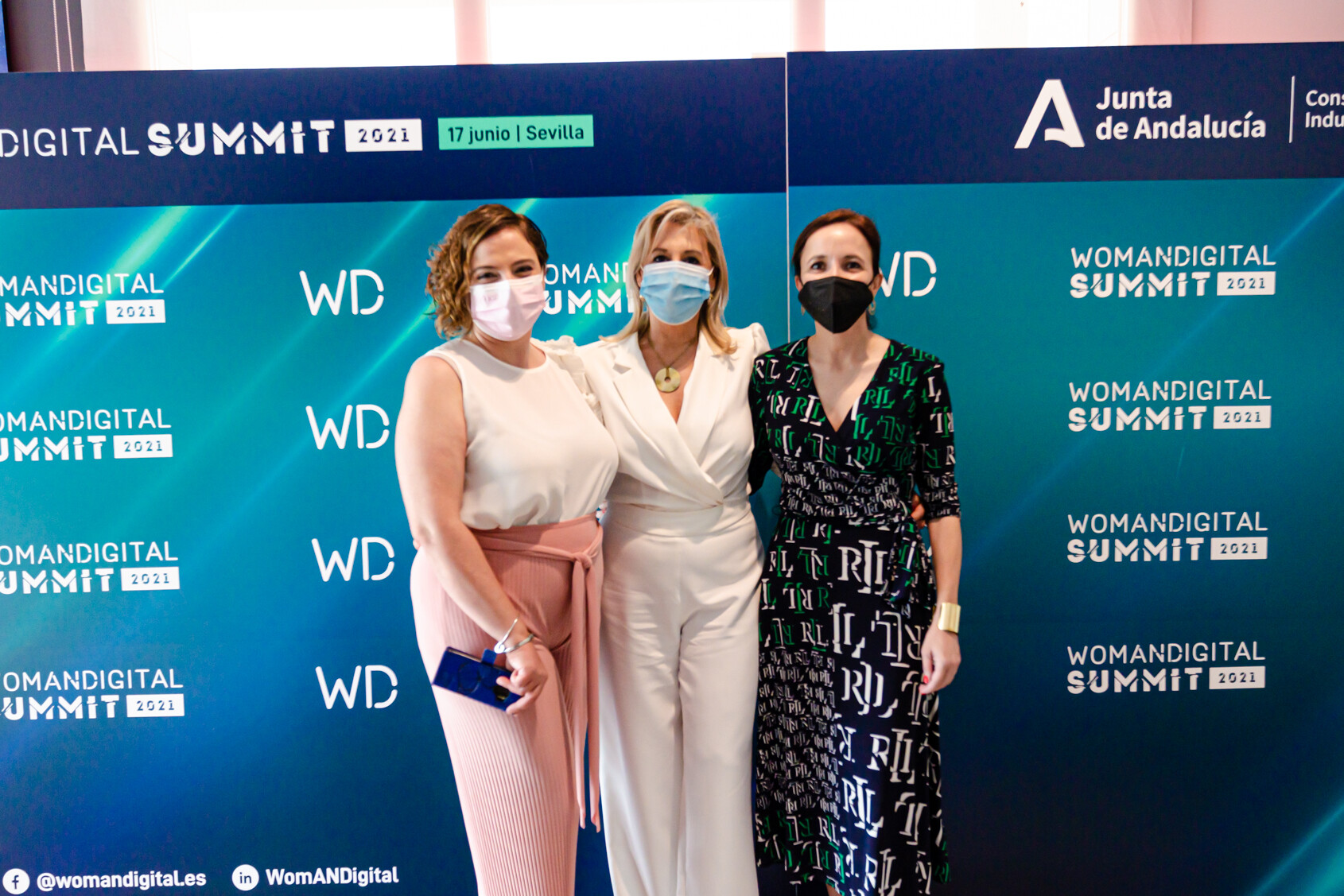 mujeres posando en el photocall del evento