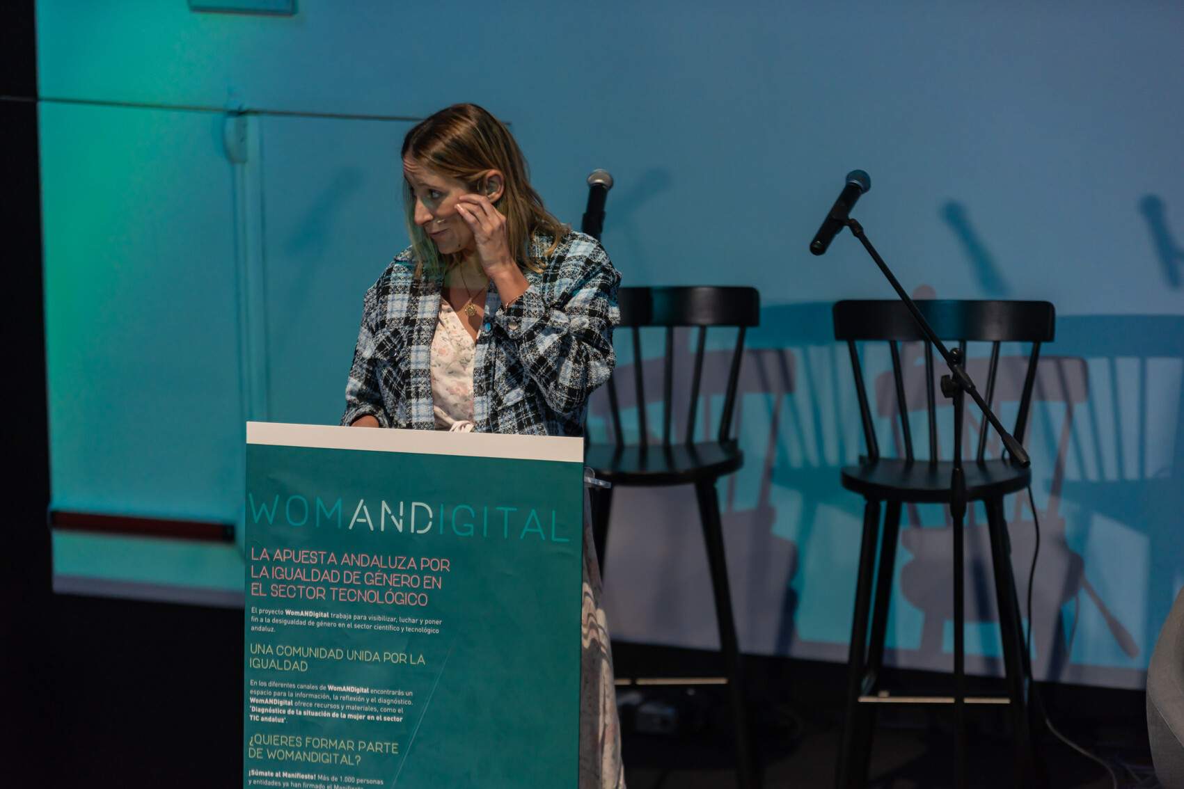 Mujer hablando en el atril del escenario 3