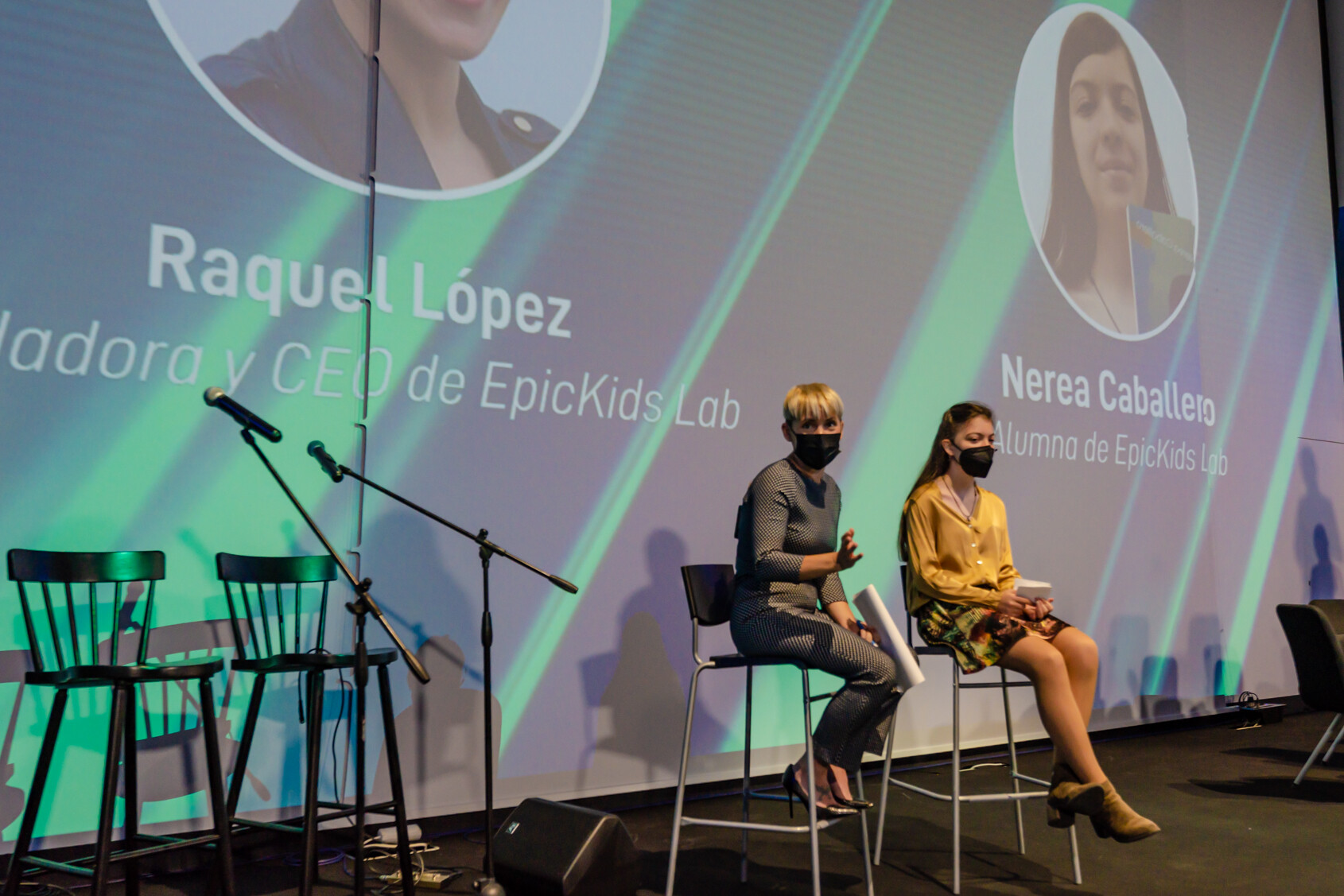 Raquel López y Nerea Caballero dando una charla en el escenario