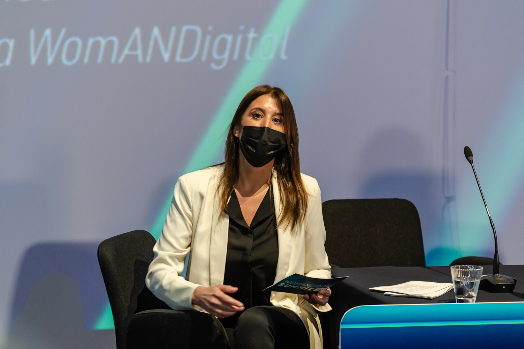 Rocío Díaz hablando desde el escenario