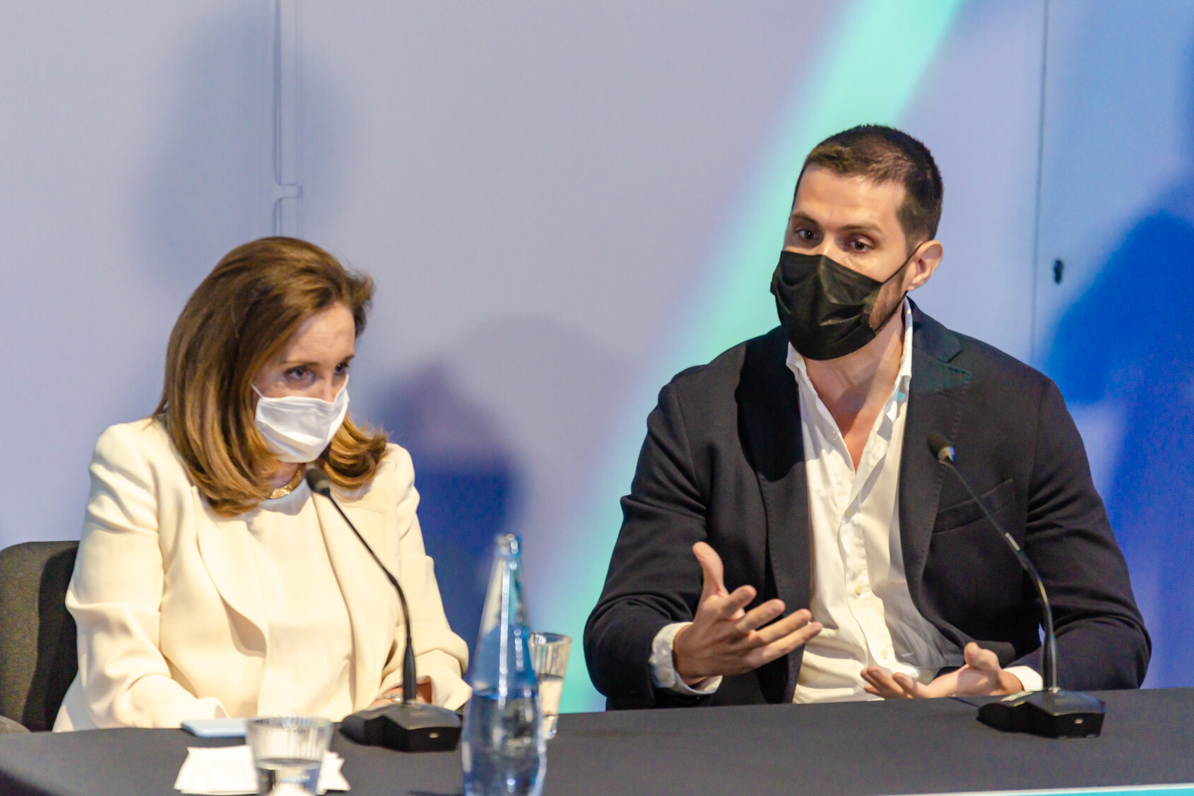 Mujer y hombre dando una de las charlas del evento