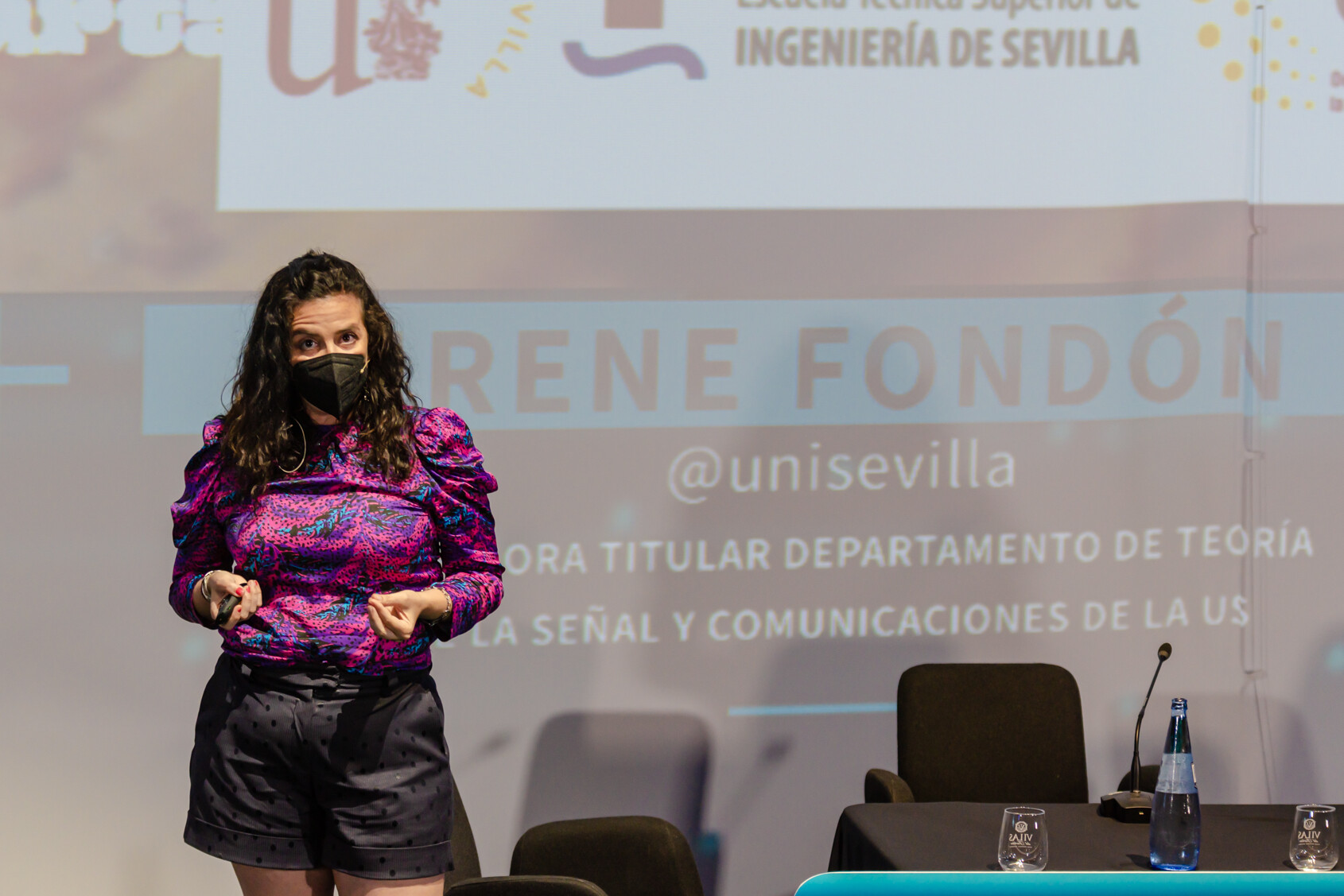 Irene Fondón realizando una de las charlas del evento en el escenario