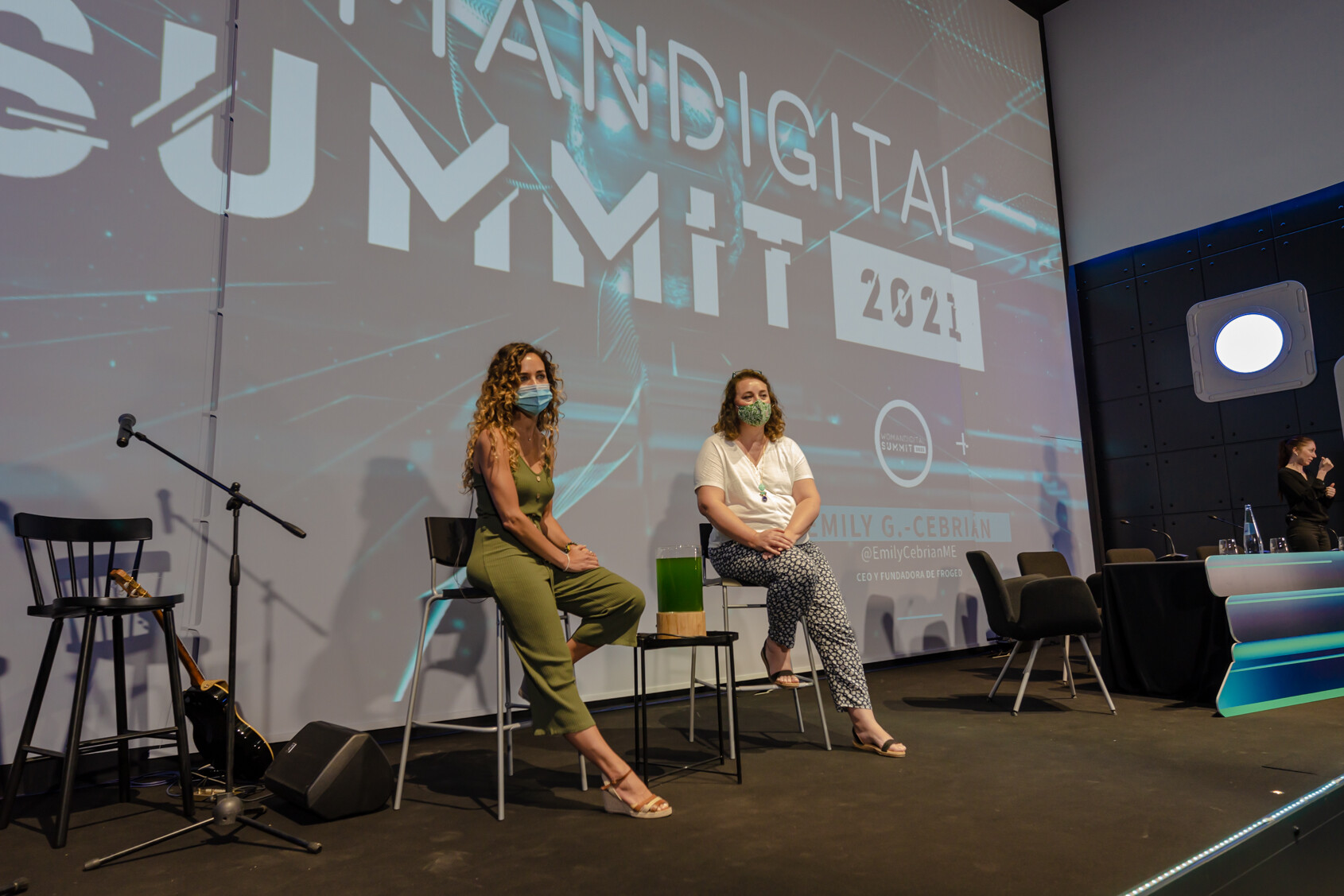 Nuria Egea y Emily G Cebrián dando una de las charlas desde el escenario