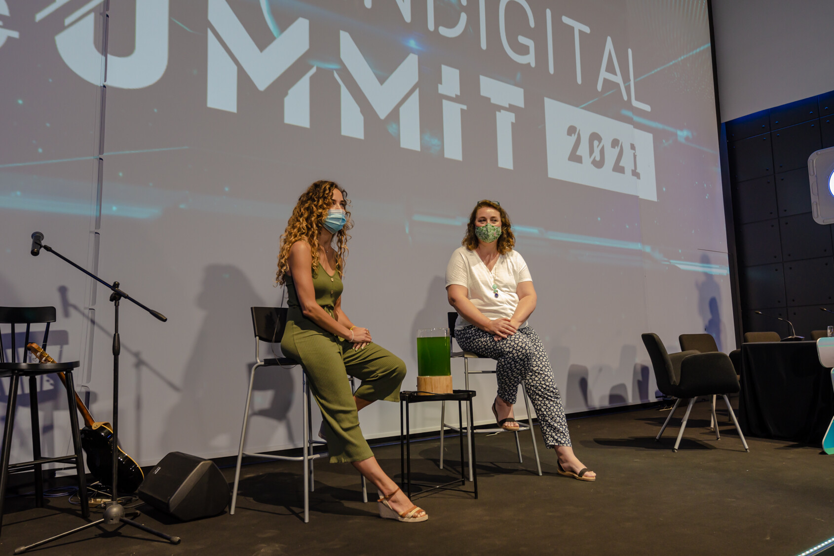 Nuria Egea y Emily G Cebrián dando una de las charlas desde el escenario 2