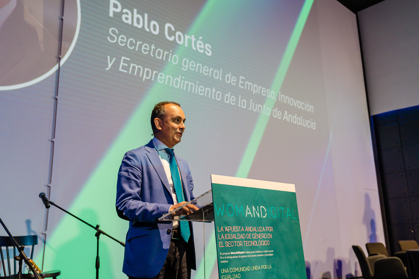 Pablo Cortés hablando desde el atril del escenario 3