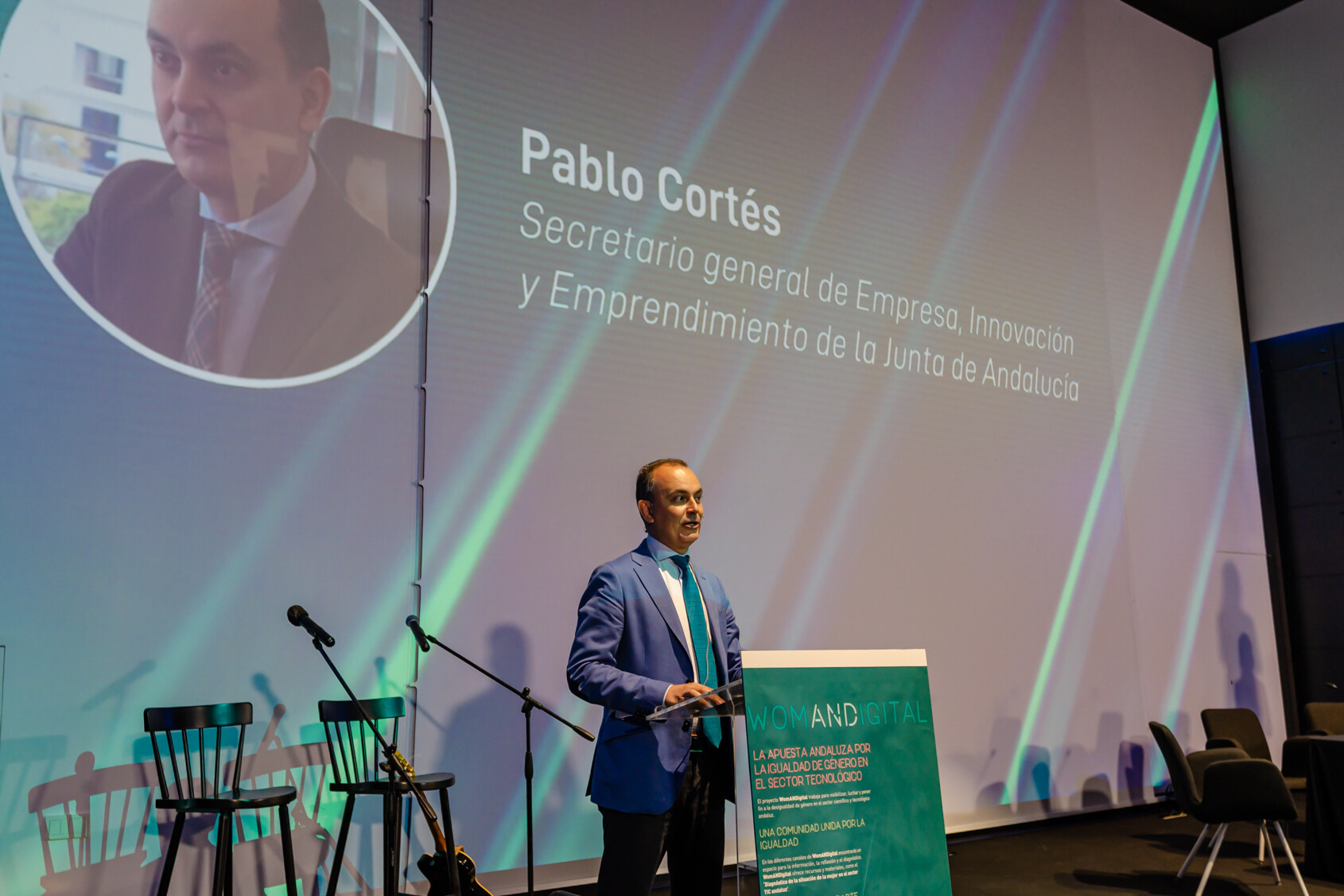 Pablo Cortés hablando desde el atril del escenario 4