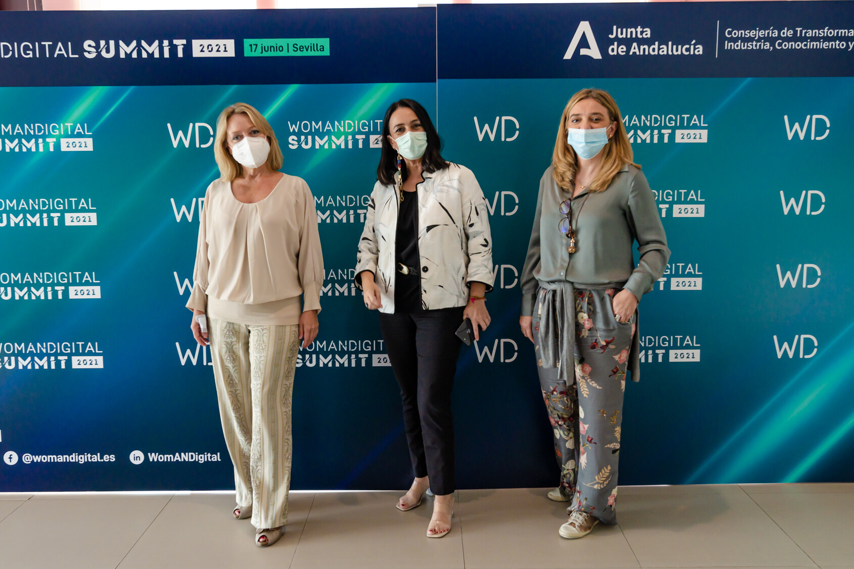 mujeres posando en el photocall del evento 2