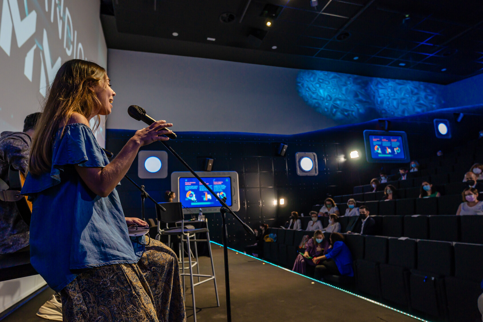 Mujer cantando en el escenario