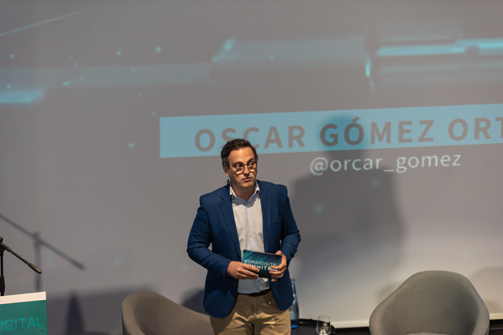 Óscar Gómez presentando el evento sobre el escenario