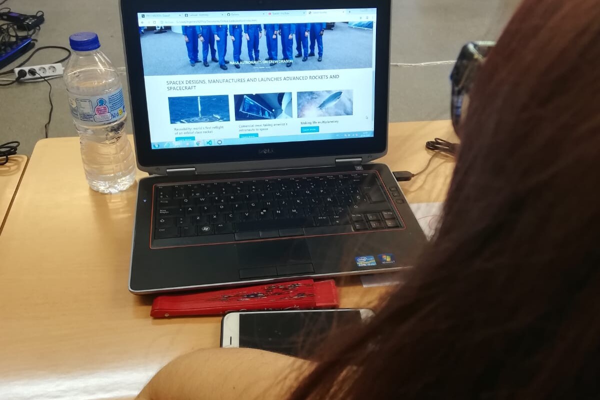 Una alumna visita una página web desde un portátil
