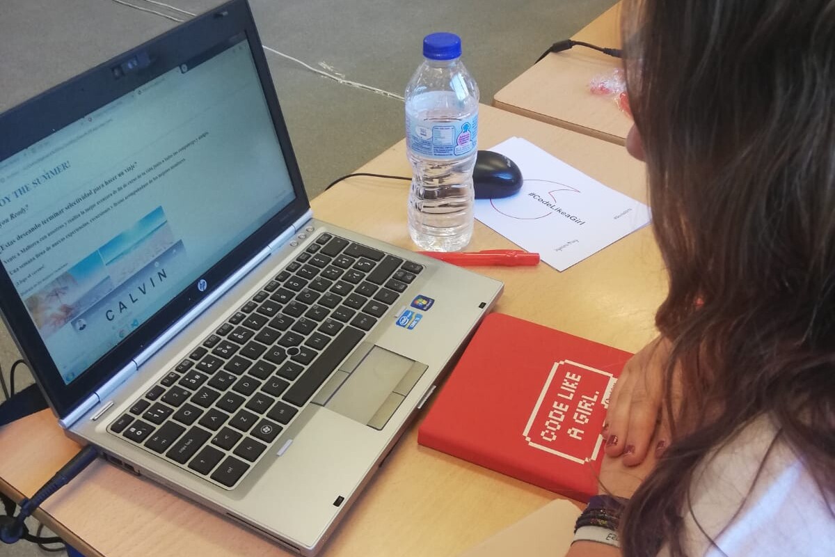 Una estudiante trabaja con un ordenador portátil