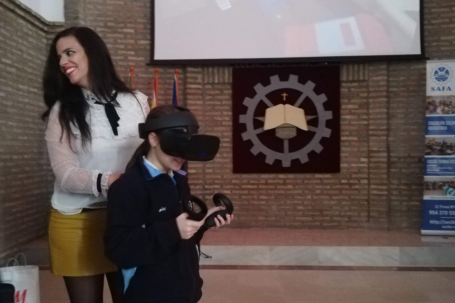 Una niña utiliza unas gafas de realidad virtual