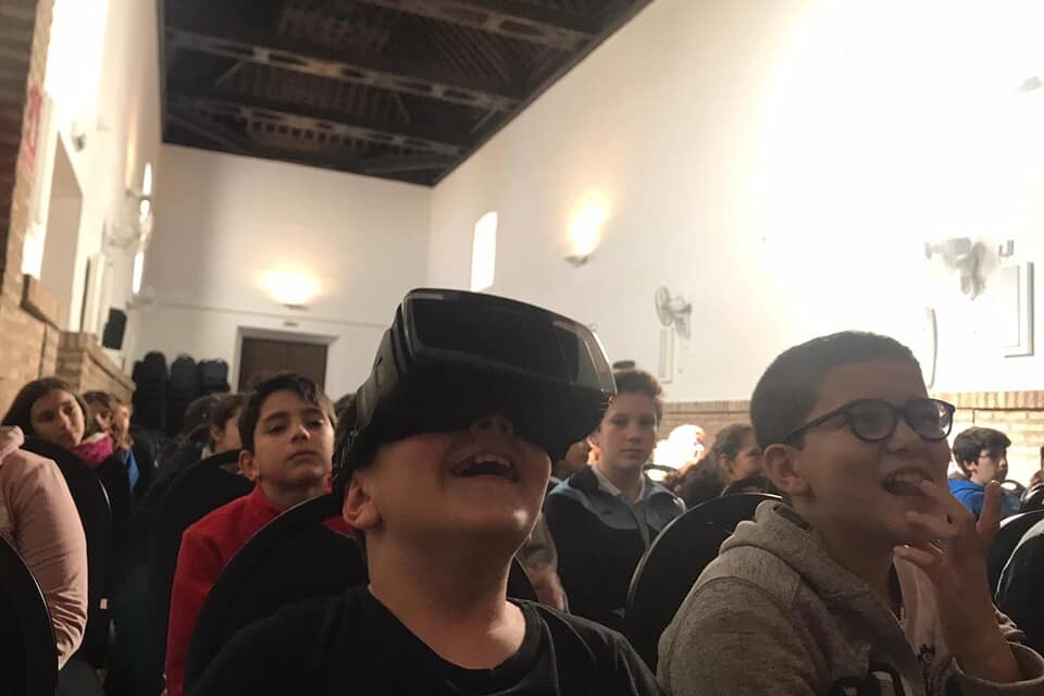 Un alunmo de entre el público utiliza unas gafas de realidad virtual