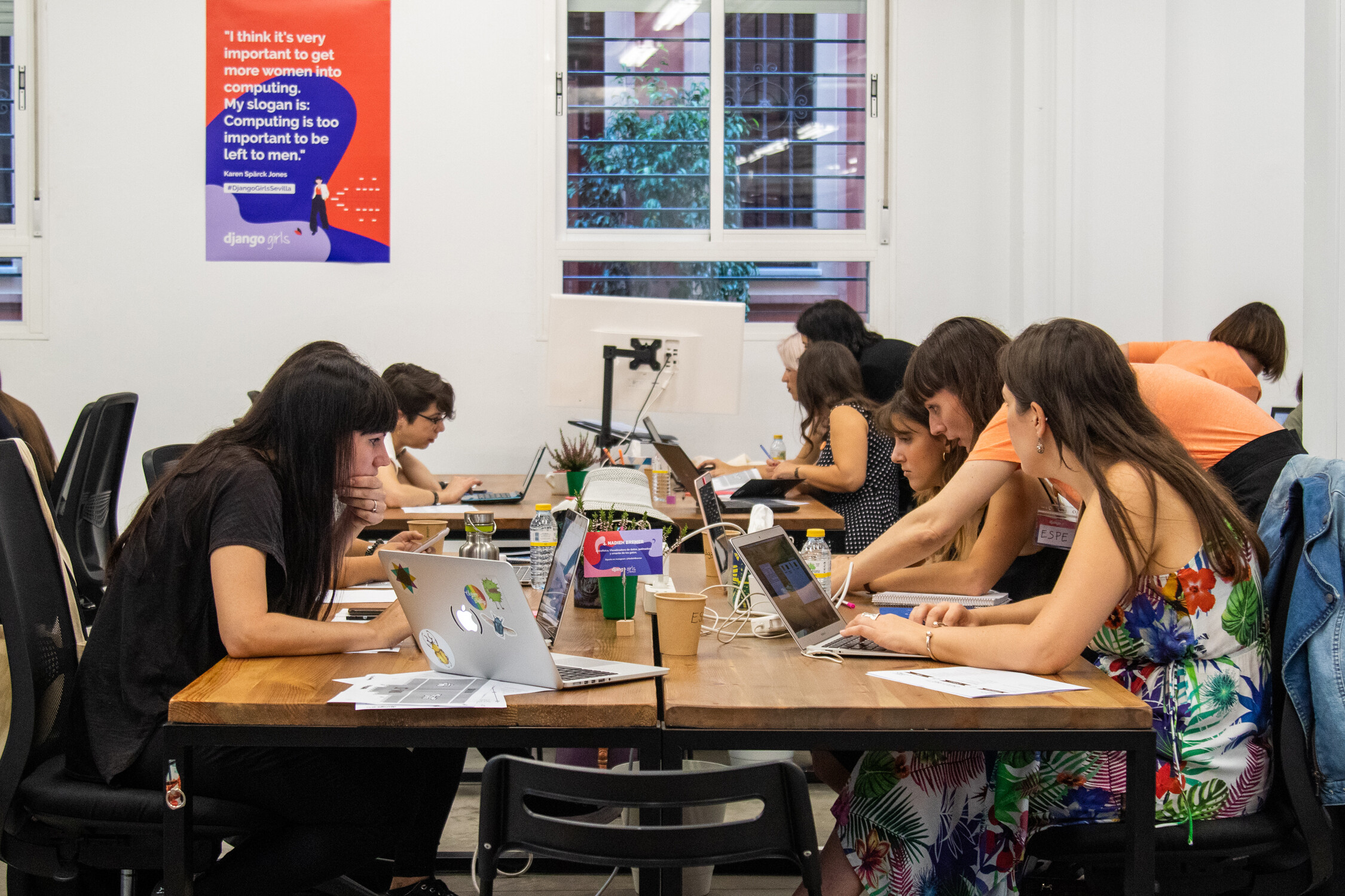 Grupo de mujeres trabajando con ordenadores portátiles