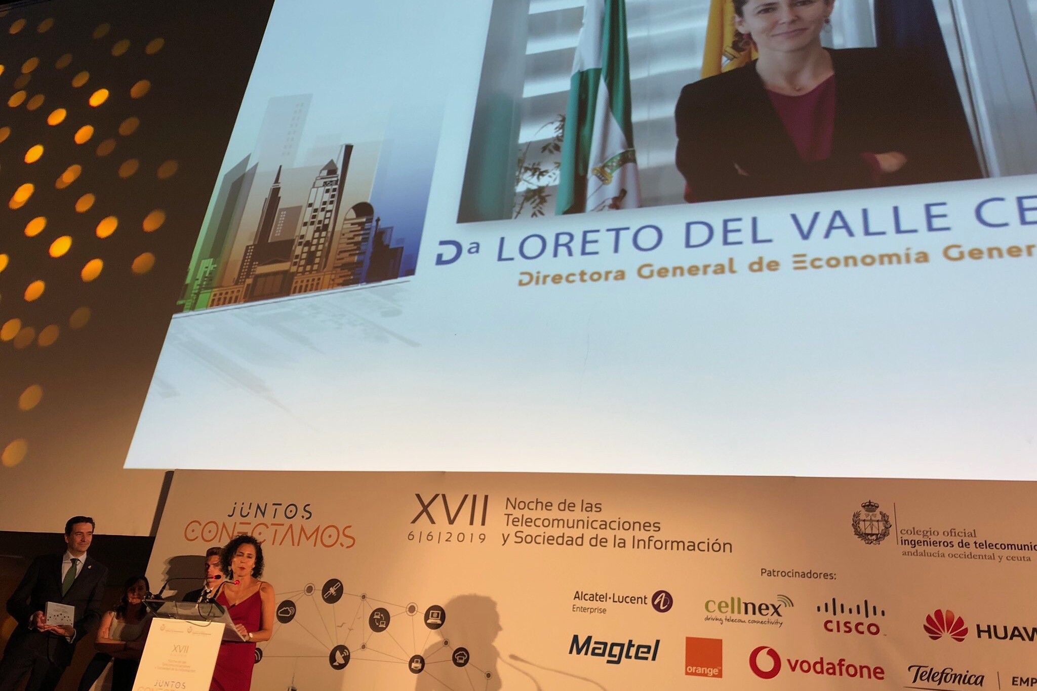 fotografías de Loreto del Valle recibiendo el premio de Ingeniería del año (2)