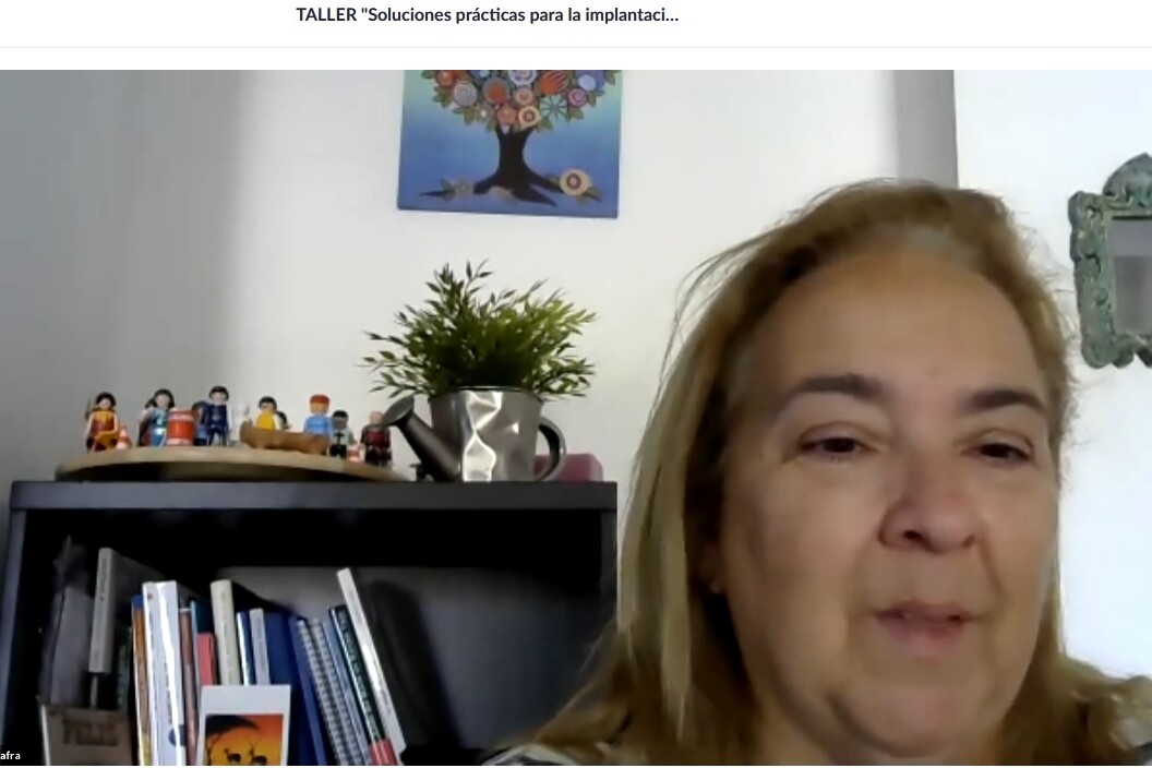 Captura de la videoconferencia con una participante hablando